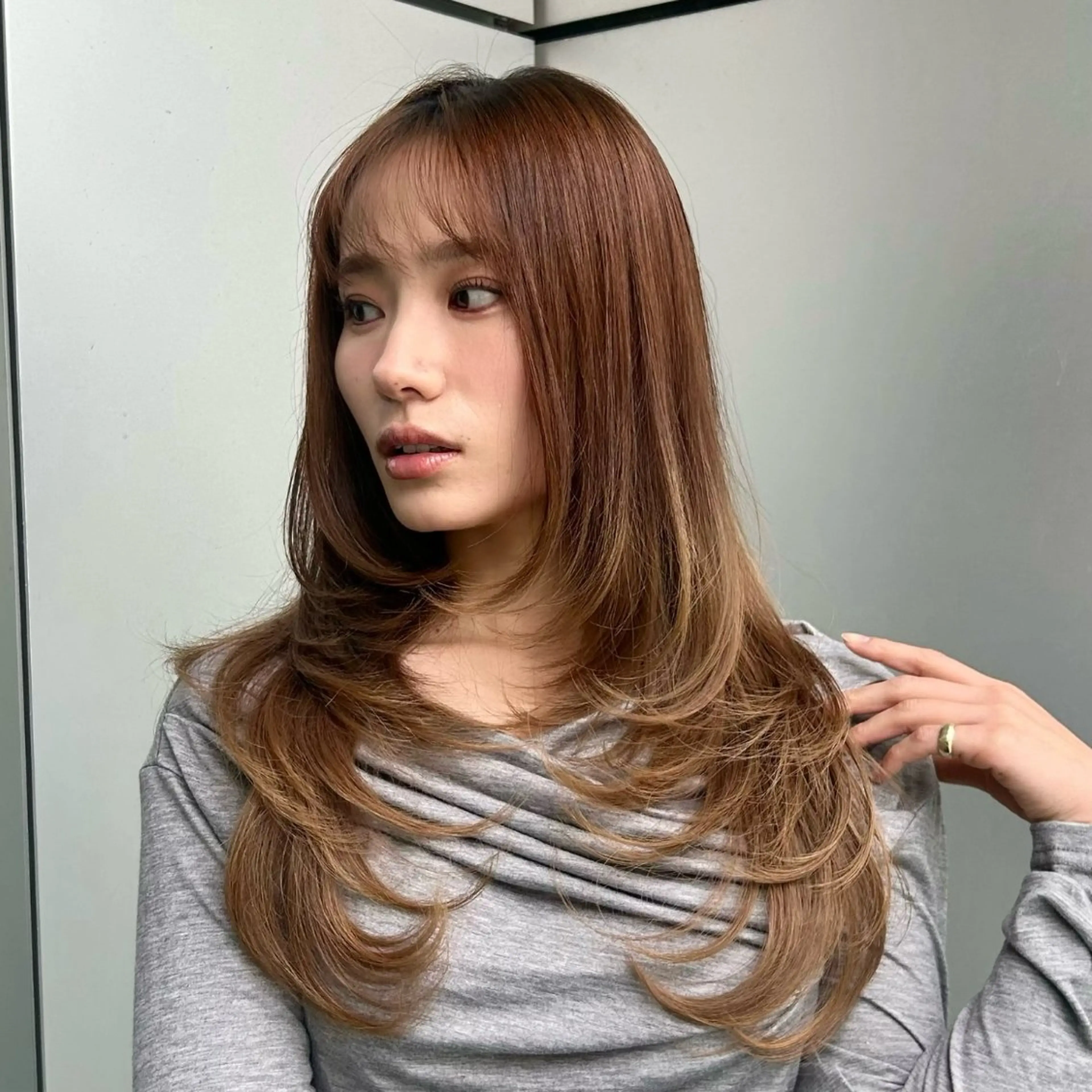 ロング カット ヘアカラー Momo/海外ヘア レイヤー/ハイライトのヘアスタイル