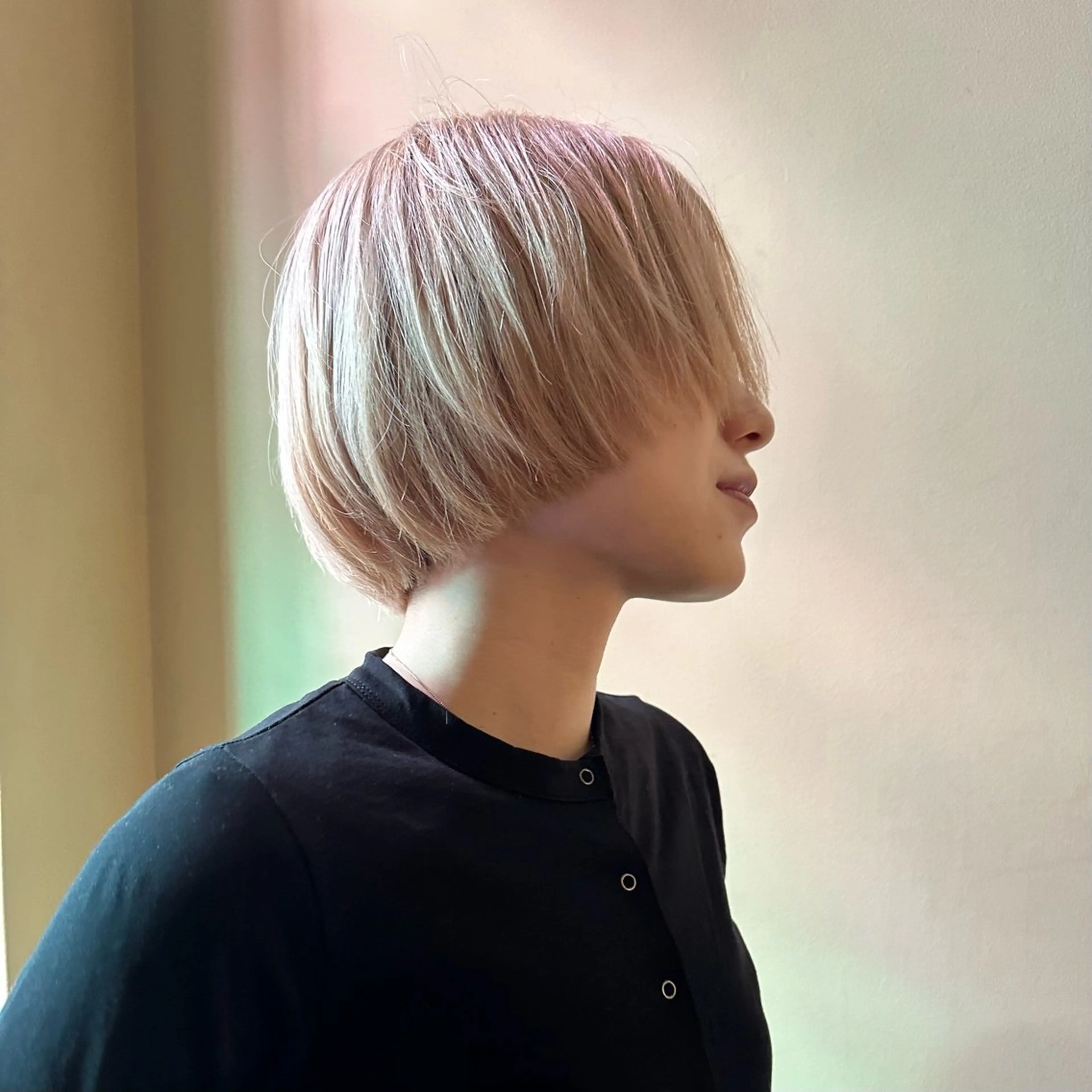 ミディアム KURO 艶カラー レイヤーカットのヘアスタイル