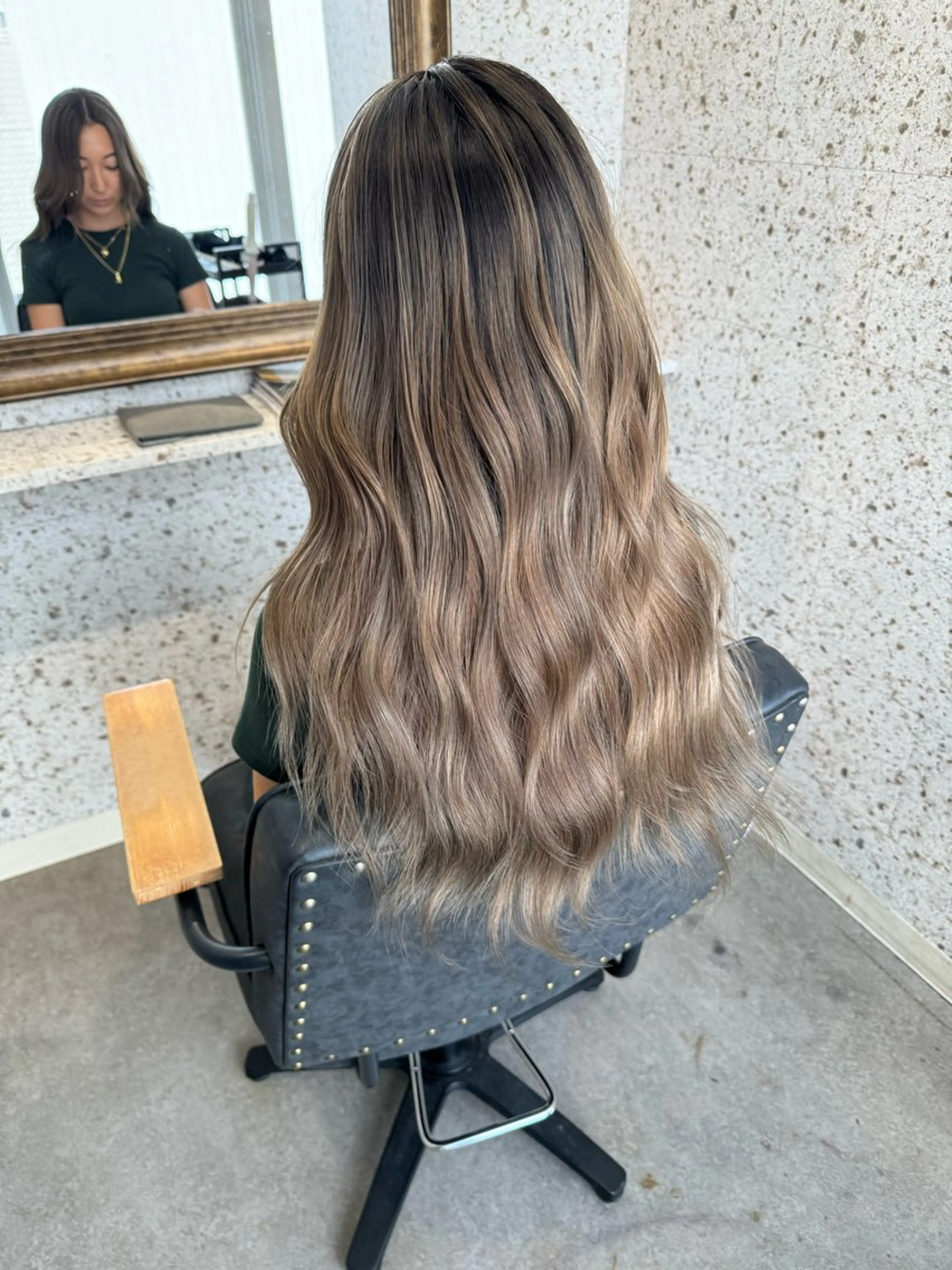 ロング 有人/バレイヤージュ /シャドールーツのヘアスタイル