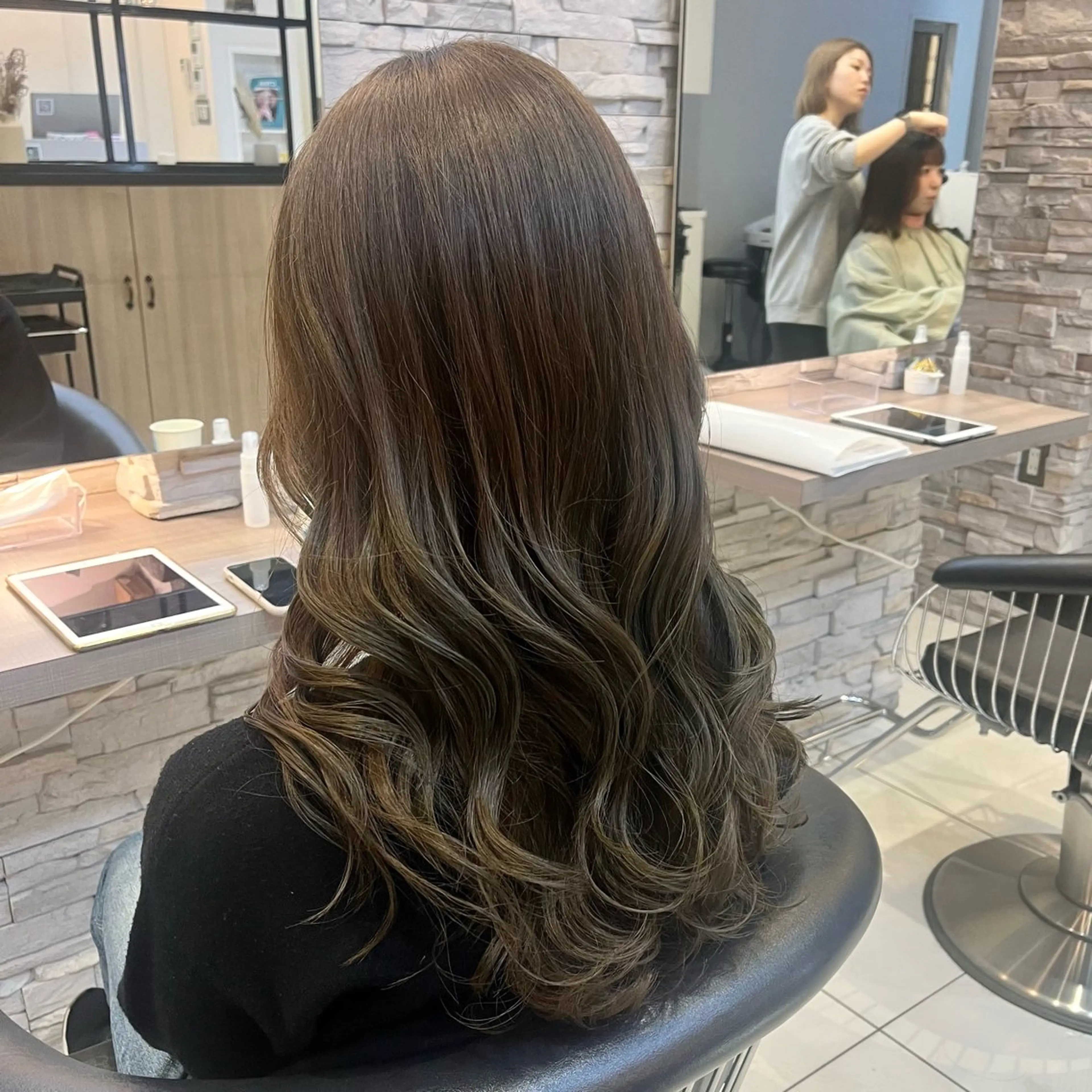 ロング カラー 透明感カラー グレージュ ミルクティーグレージュ ヘアカラー 透明感カラー/ くびれヘア/館岡俊平のヘアスタイル