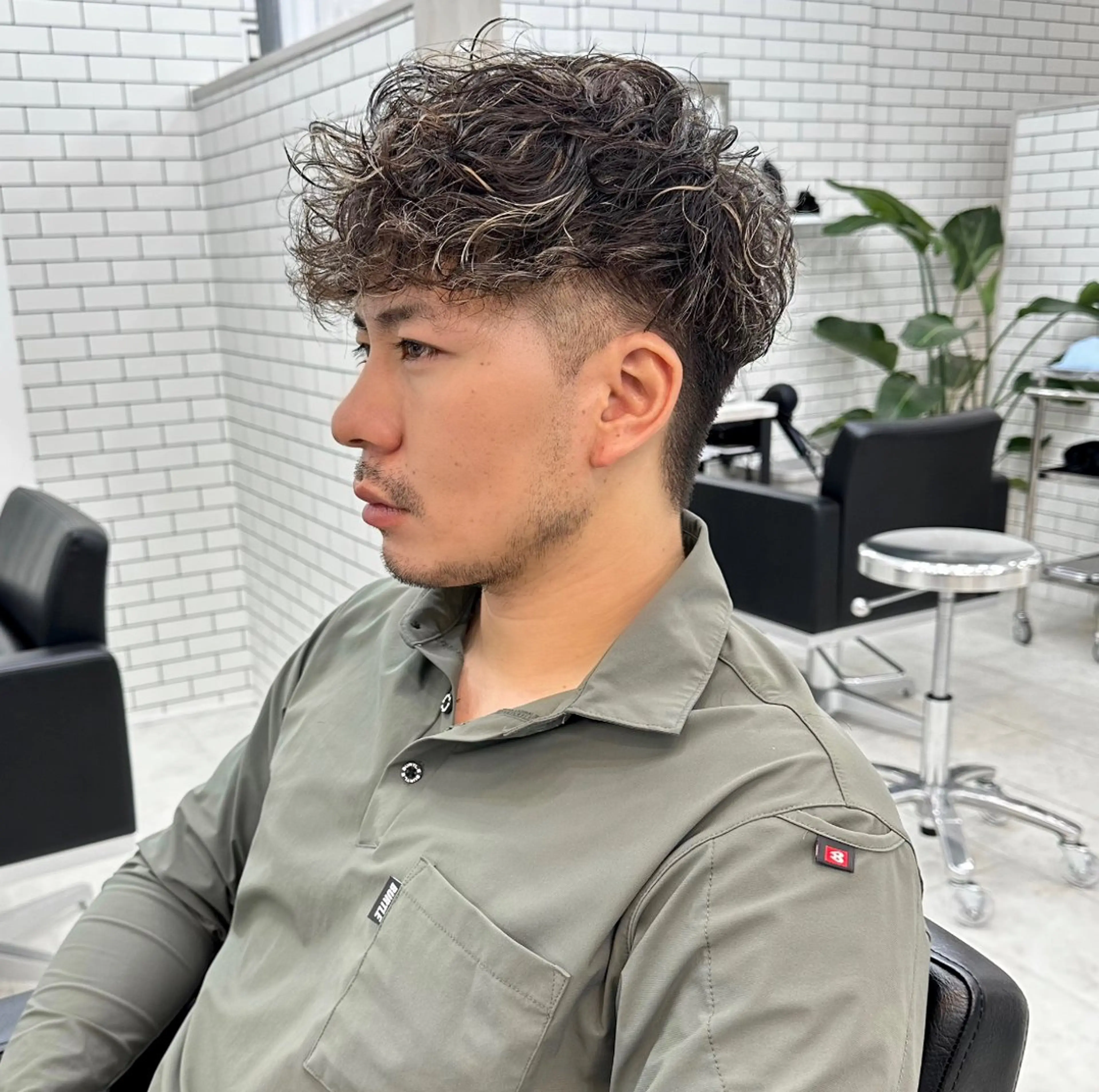 カラー パーマ メンズ メンズパーマ スペインカール 刈り上げ メンズ特化✂️ 小枝 優生のヘアスタイル