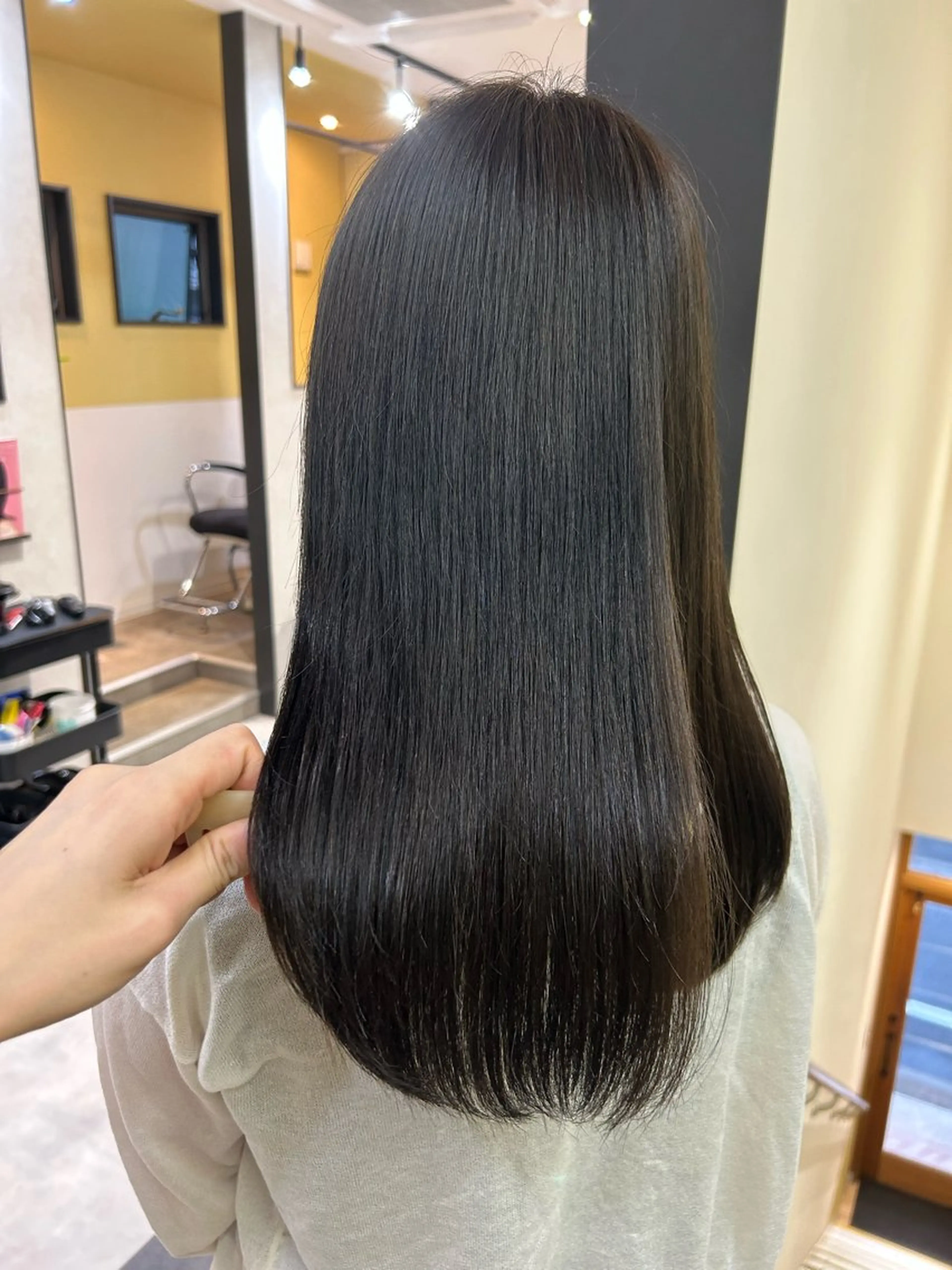 ロング カラー アッシュ 透明感カラー オリーブアッシュ カット ヘアカラー トリートメント hub hair レイヤー/透明感のヘアスタイル