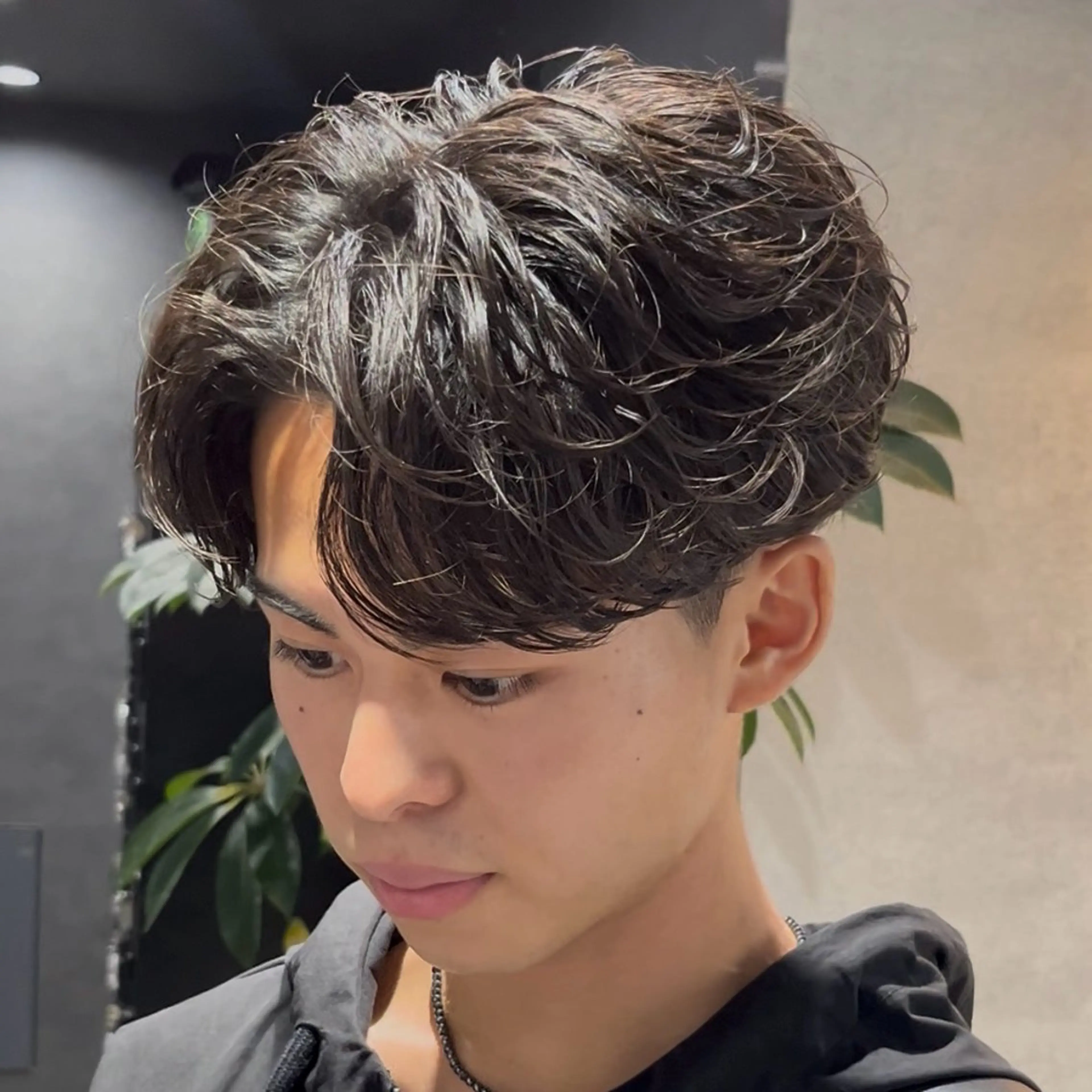 ショート カラー パーマ メンズ フェザーパーマ メンズパーマ カット パーマ センターパート マスターかずまのヘアスタイル