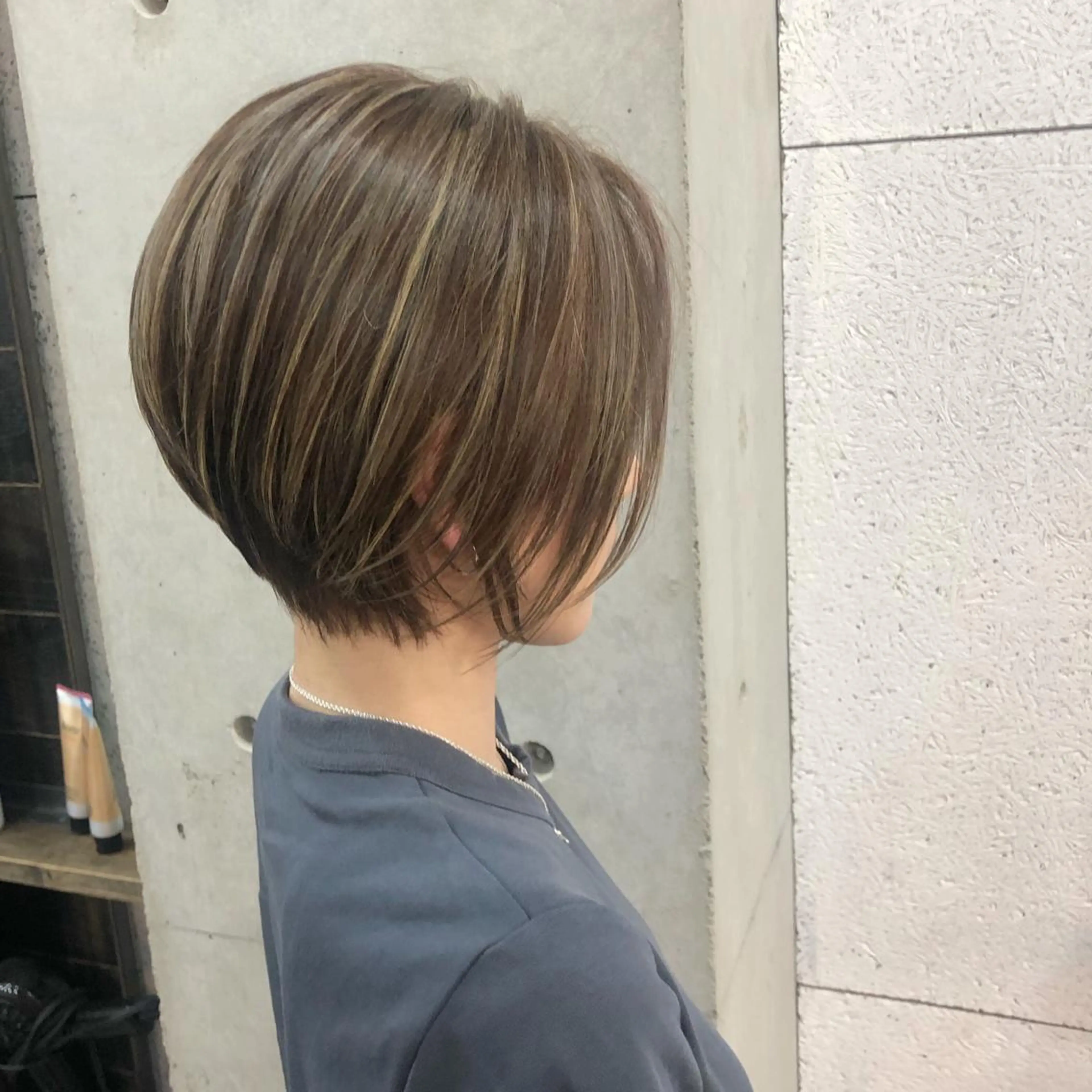 ショート カラー ネイル ハイライトカラー ハイトーンカラー ハイライト ショートヘア ショートネイル 中山 天地のヘアスタイル