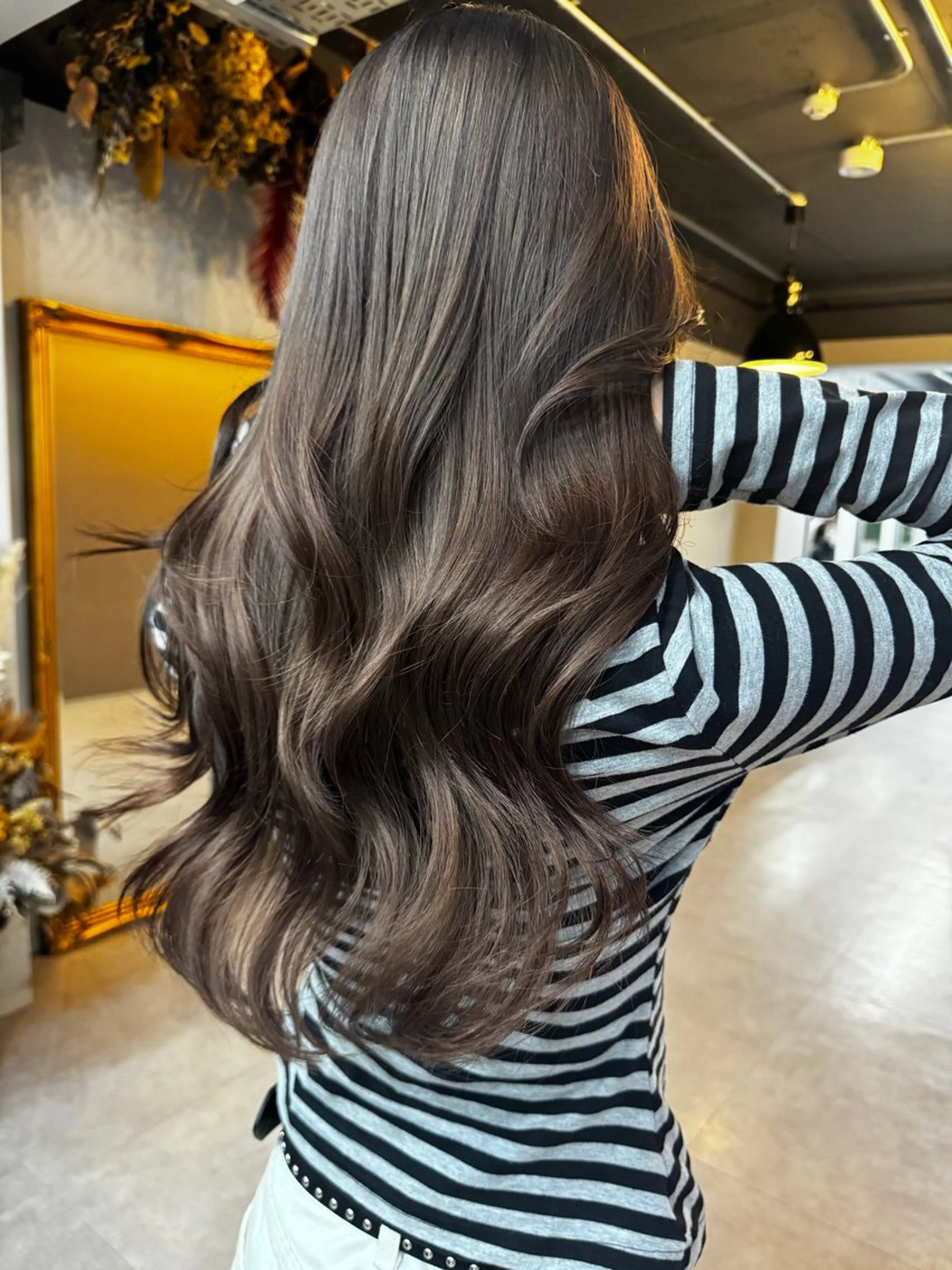 ロング カラー カット ヘアカラー トリートメント ミルクティーカラー グレージュ　高山慧輔のヘアスタイル