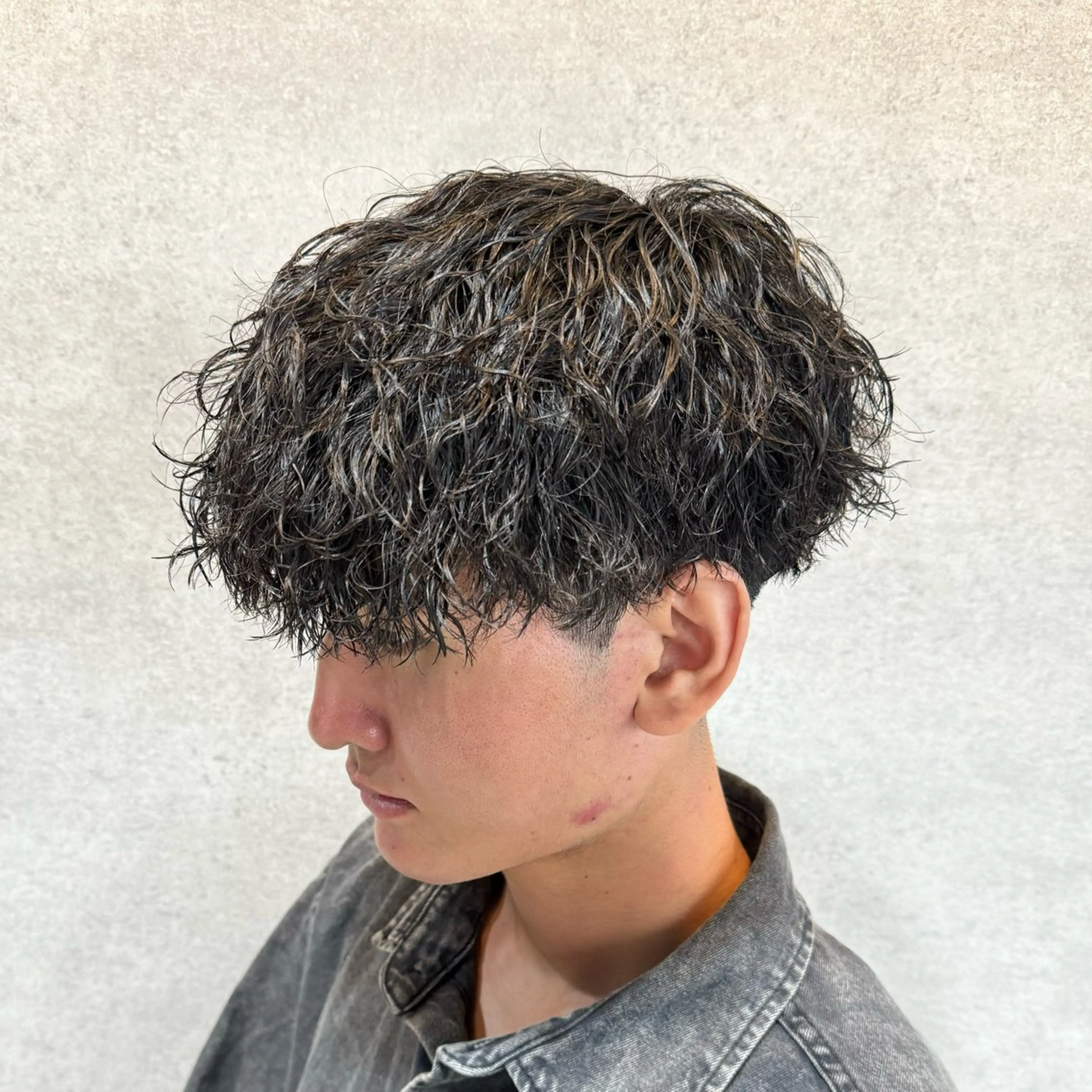 ショート カラー パーマ ヘアアレンジ メンズ センターパート メンズハイライト メンズメッシュ マッシュ メンズパーマ カット パーマ トリートメント ヘッドスパ ヘアセット 仕上がり満足度No. 1🔥BLUCK🔥のヘアスタイル