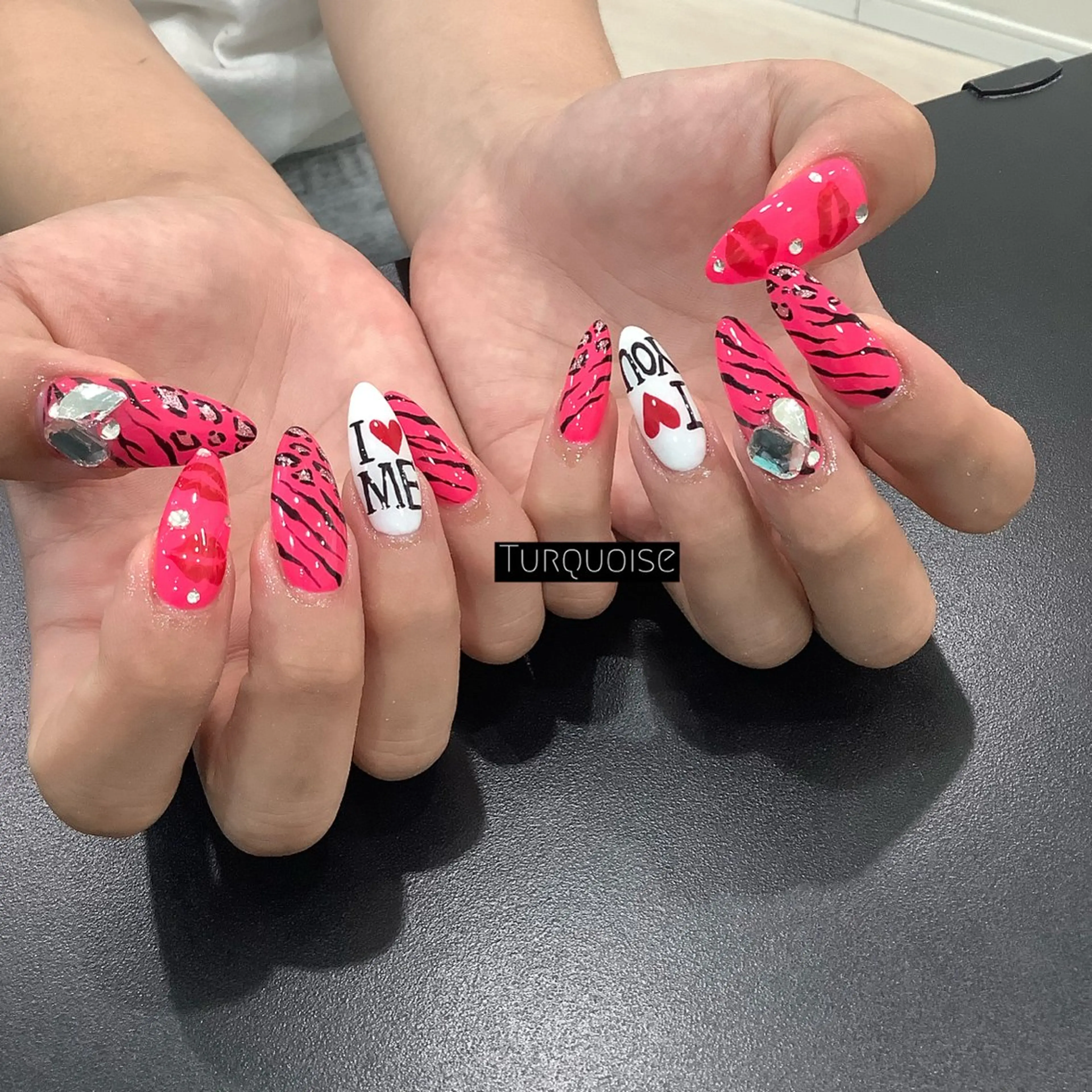 ネイル ハンドネイル ハンドケア 個性派ネイルサロン 💅🏼ターコイズのネイルデザイン