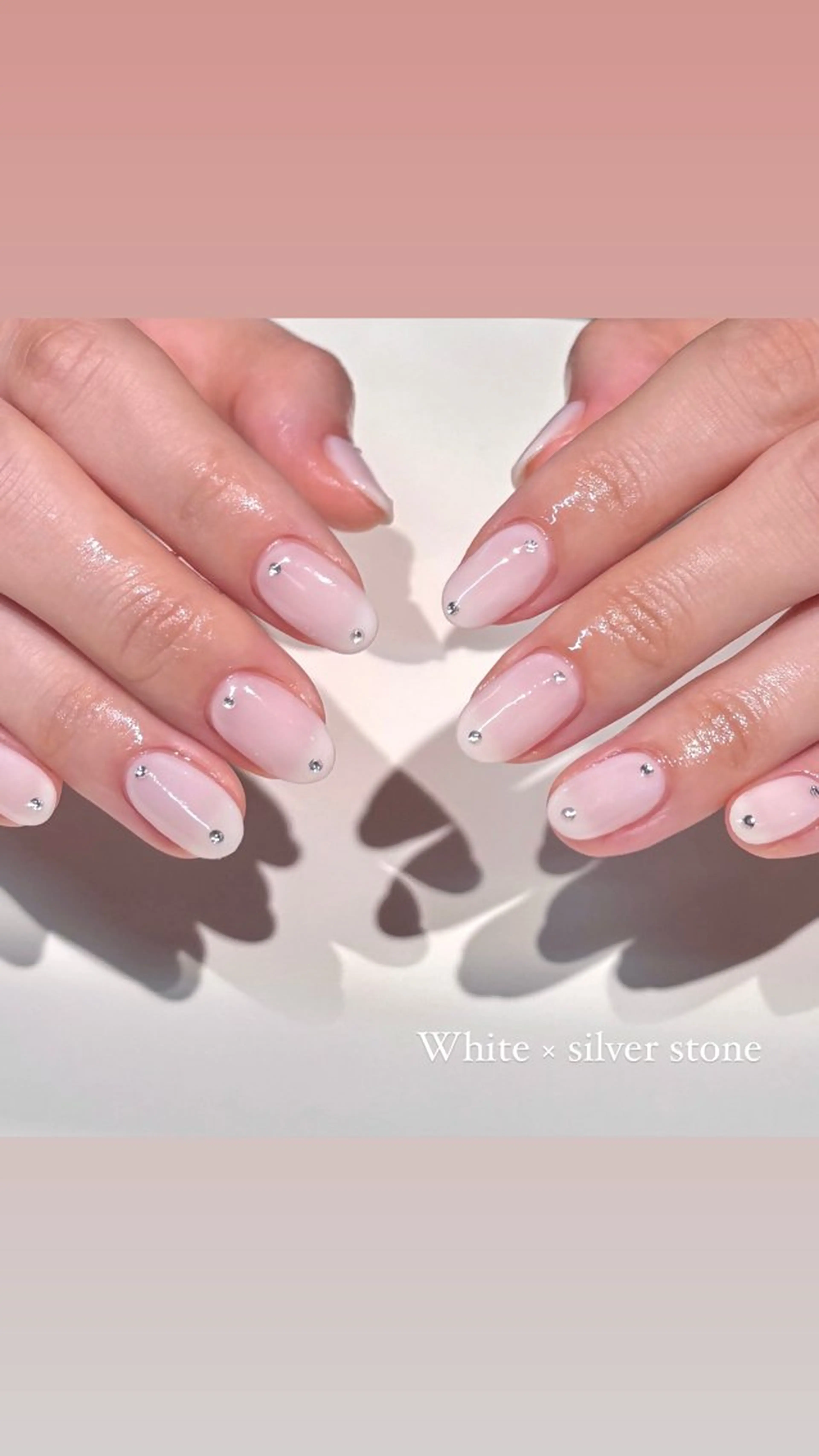 ネイル キラキラネイル ストーンネイル ホワイト NORAmanaka /渋谷⟡.·*.のネイルデザイン