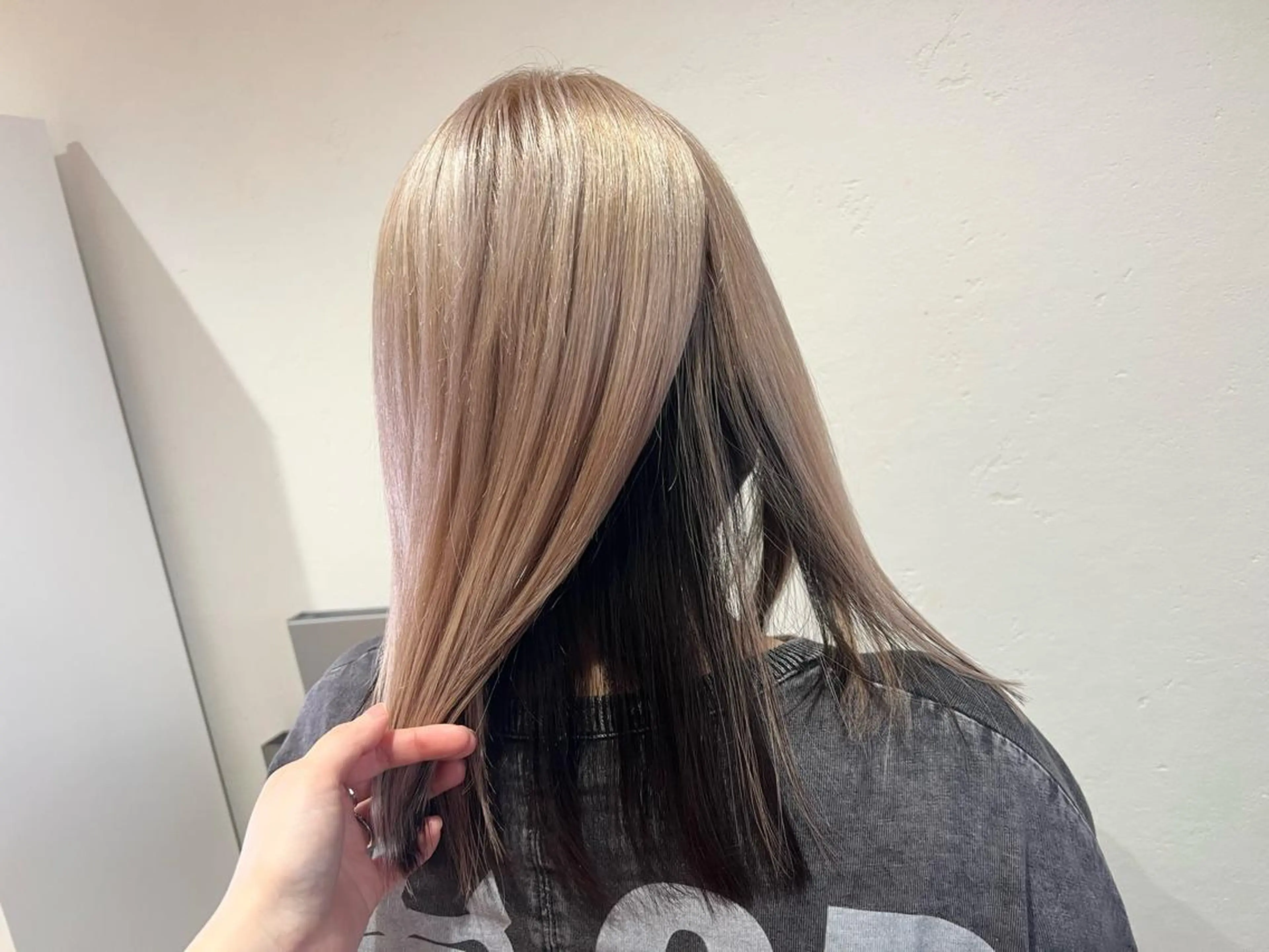 ロング カラー 蓮見  友里のヘアスタイル