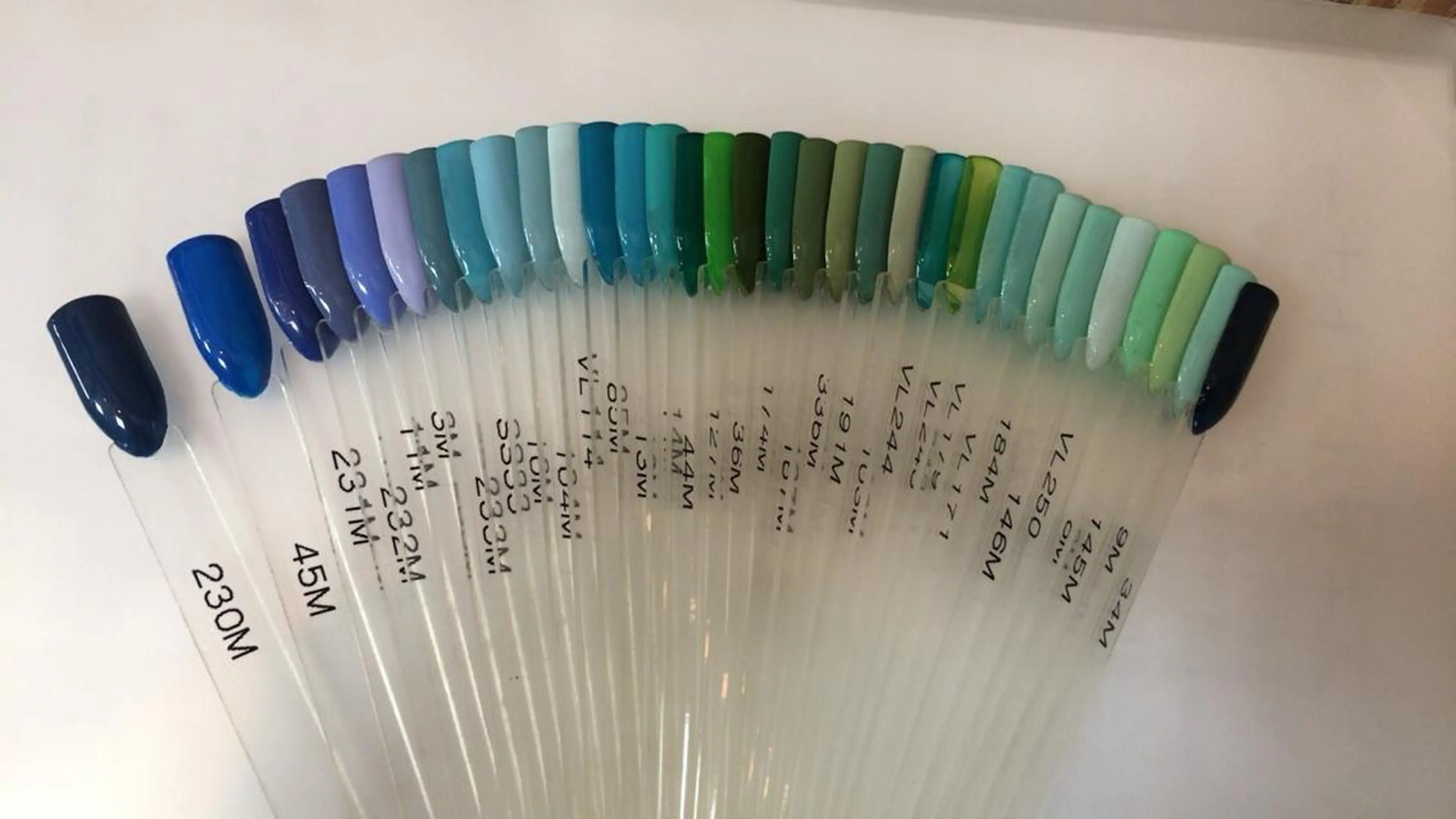 ネイル ブルー ジェルネイル グリーン ku-to 井上　晴日のヘアスタイル