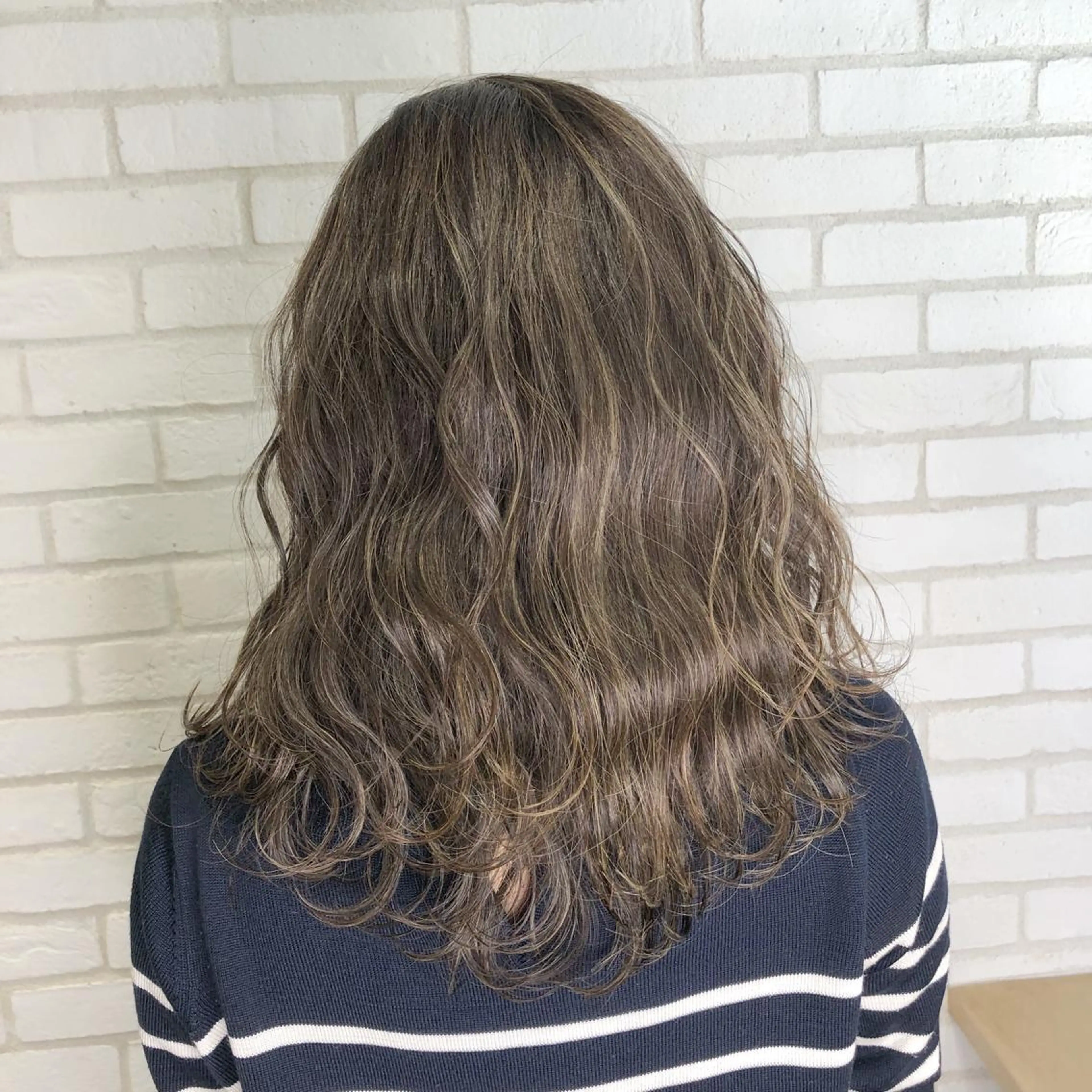 ミディアム カラー グレージュ ハイライトカラー ハイライト 佐藤 高徳のヘアスタイル