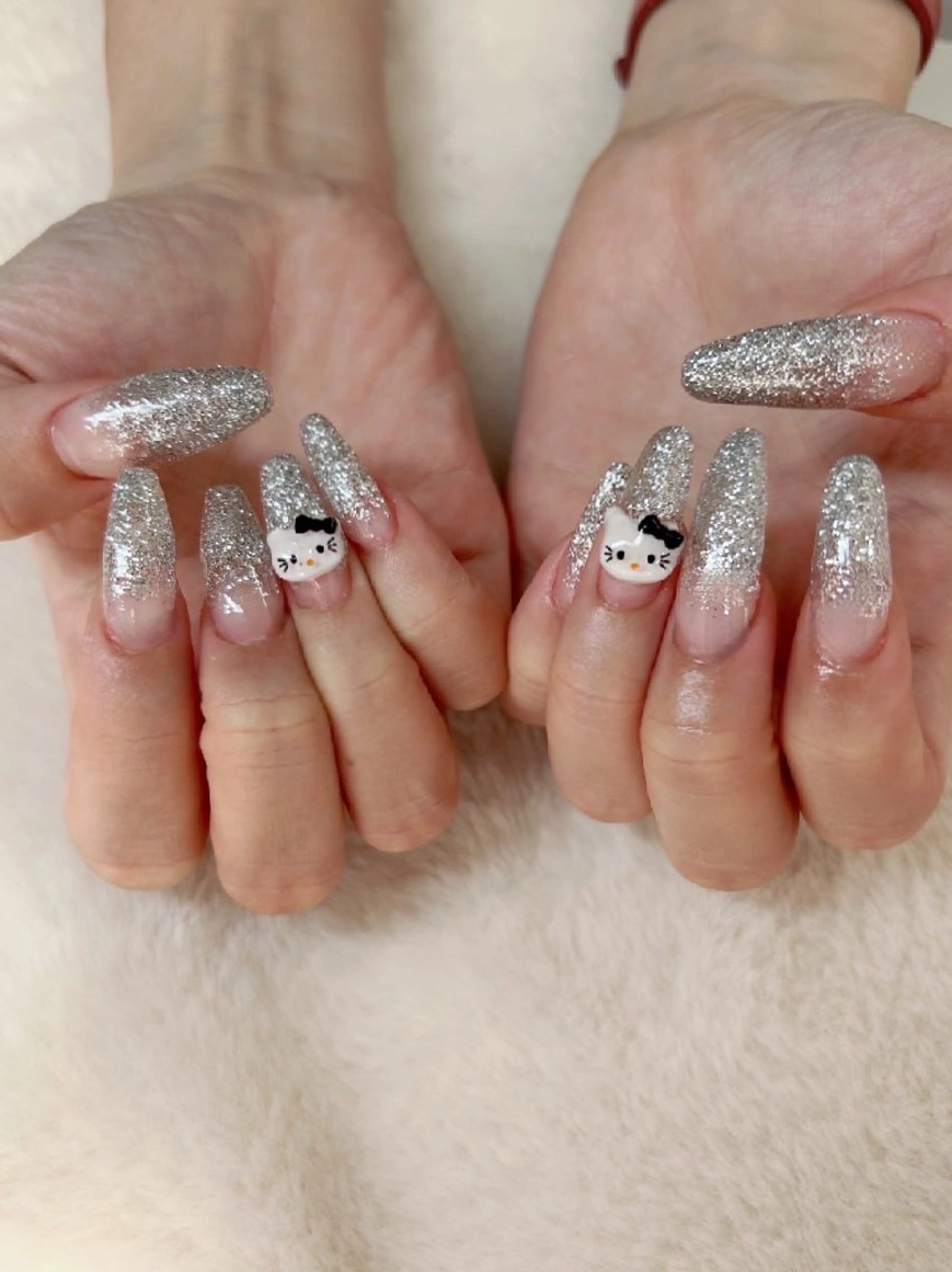 ネイル グラデーション ラメ(グリッター) ラメグラデーション ロングネイル シルバー ハンドネイル ハンドケア 心斎橋Salon Epokkuのネイルデザイン