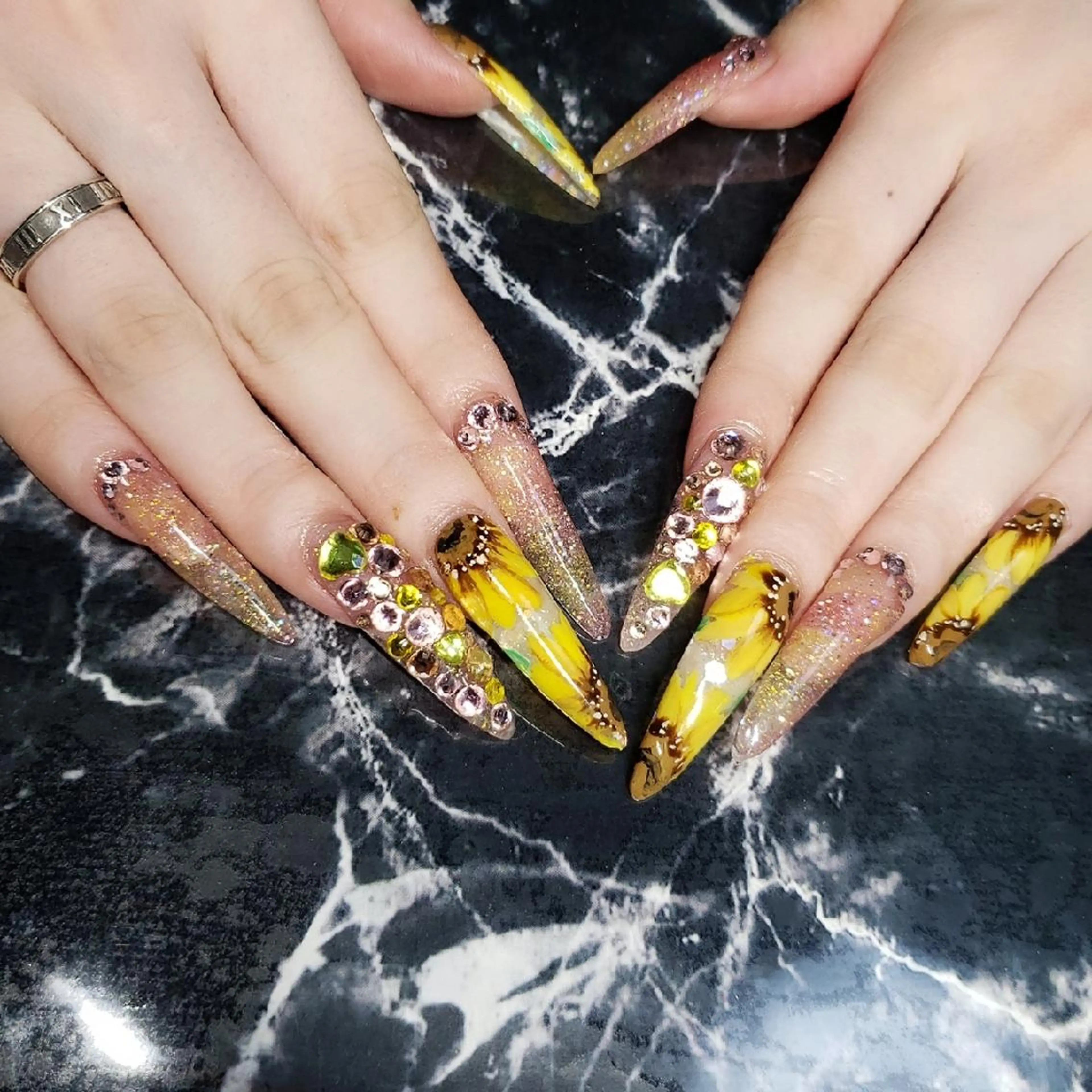 ロング ネイル アートネイル ハンドネイル クロキ 。のネイルデザイン