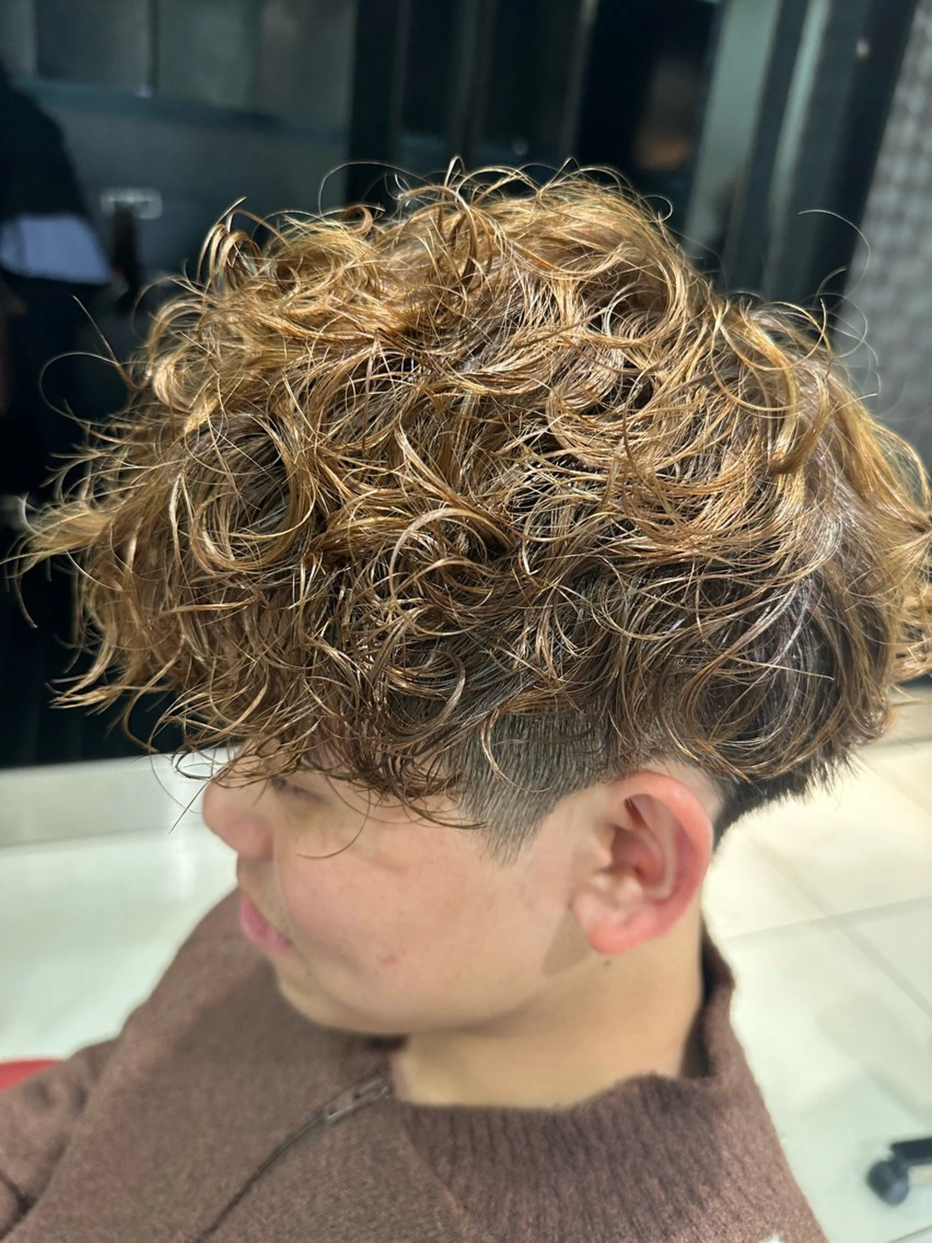 ショート カラー パーマ メンズ メンズパーマ スペインカール 外国人風カラー ショートヘア カット パーマ ヘアセット 市川透明感カラー &パーマ美容師Kaiのヘアスタイル