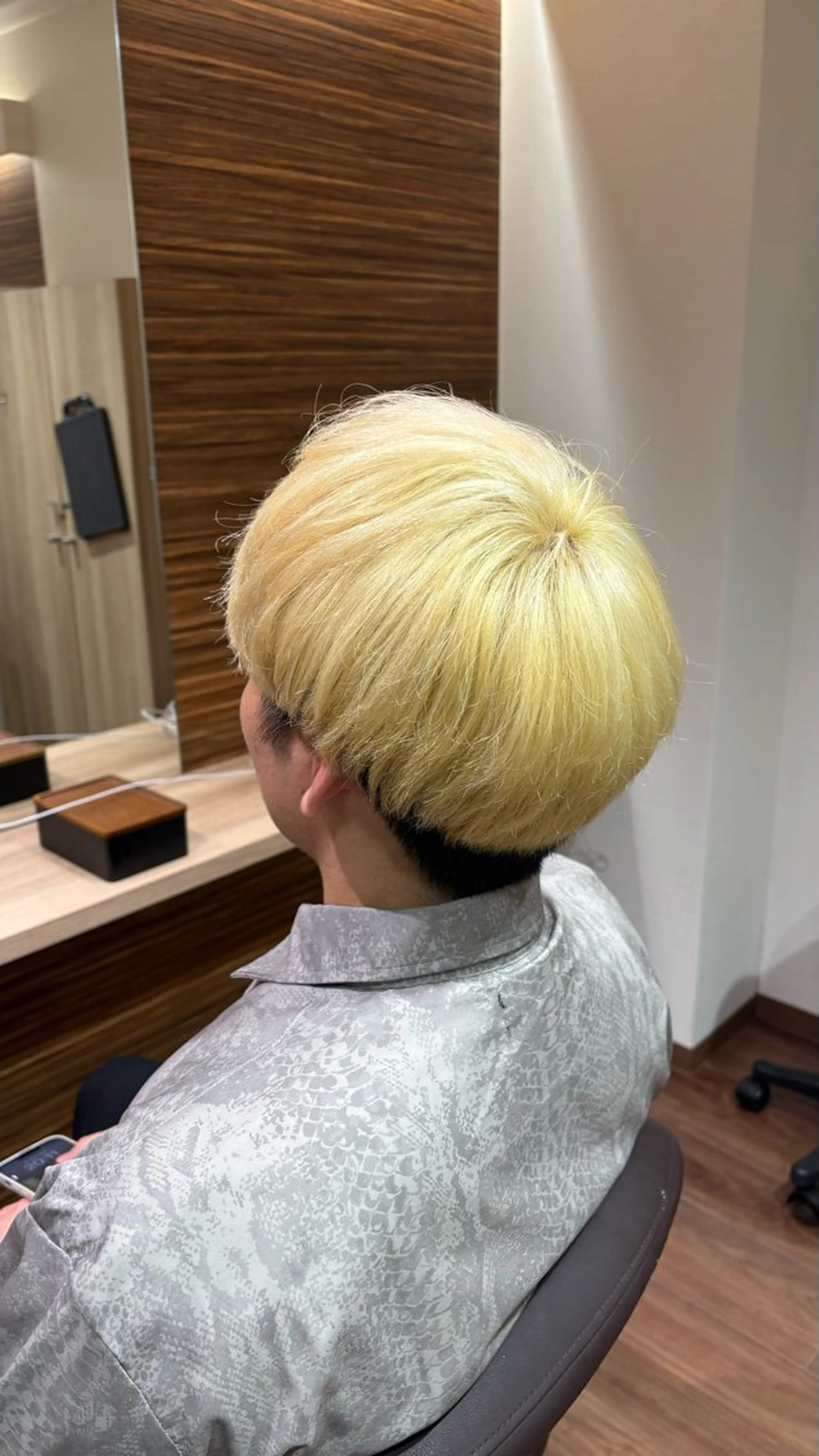 ショート カラー ブリーチ 抜きっぱなしブロンド 飯塚 優希のヘアスタイル