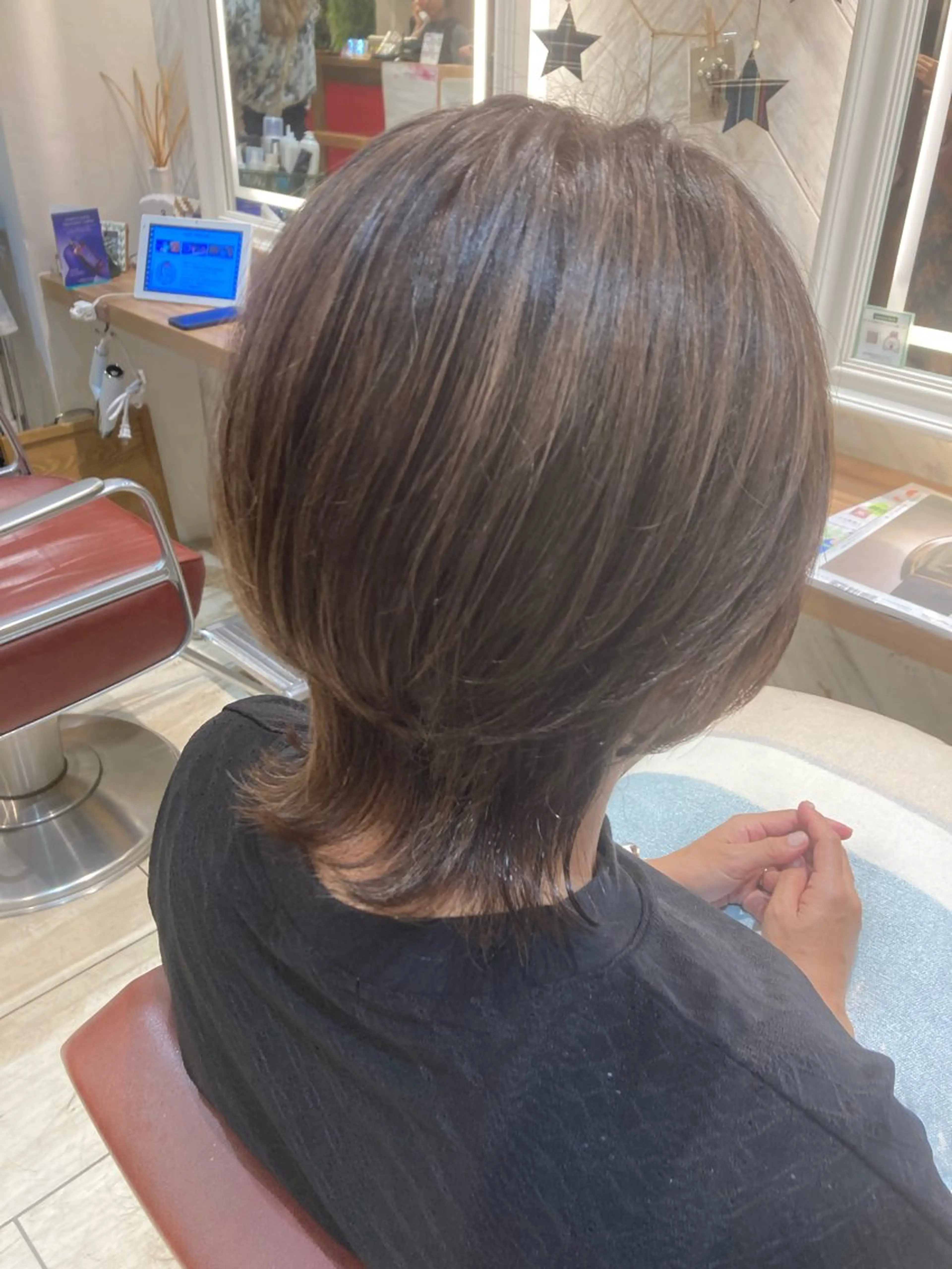 ミディアム あやかショート 白髪ぼかしのヘアスタイル