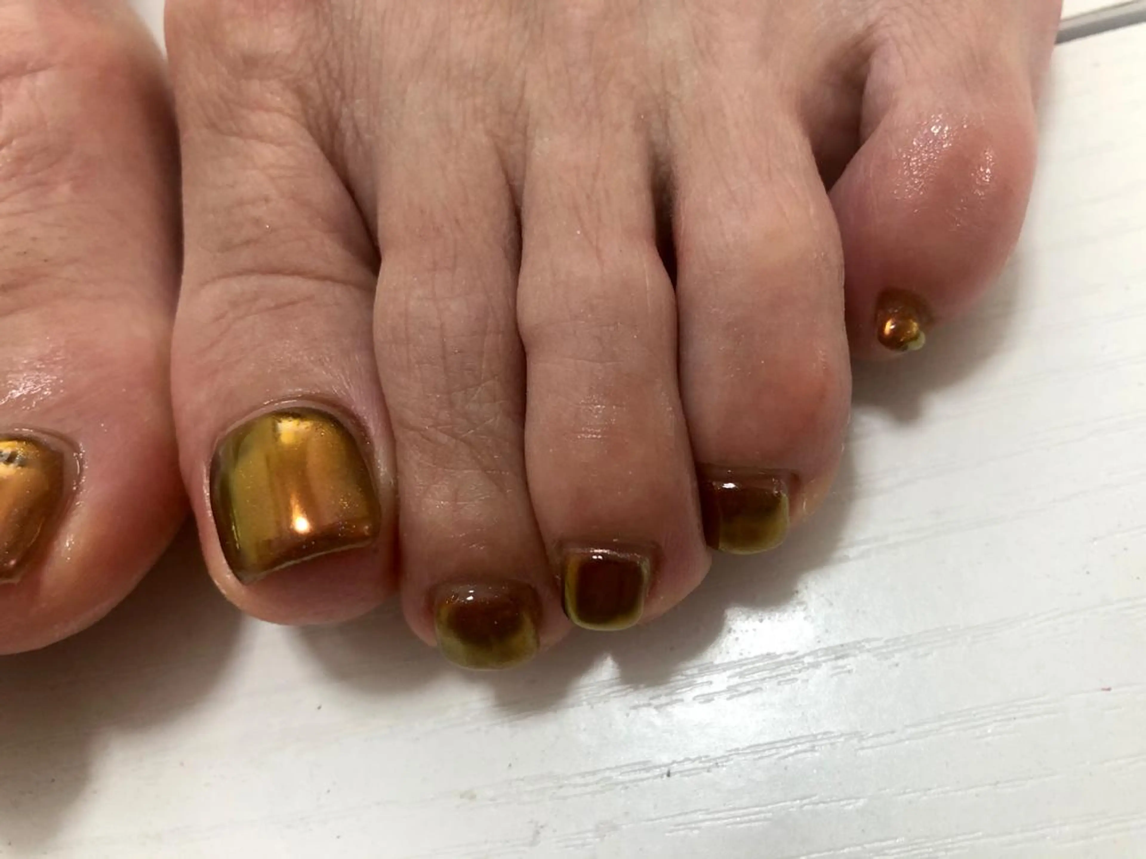 ネイル ブラウン オレンジ フットネイル mogunail &blowのネイルデザイン