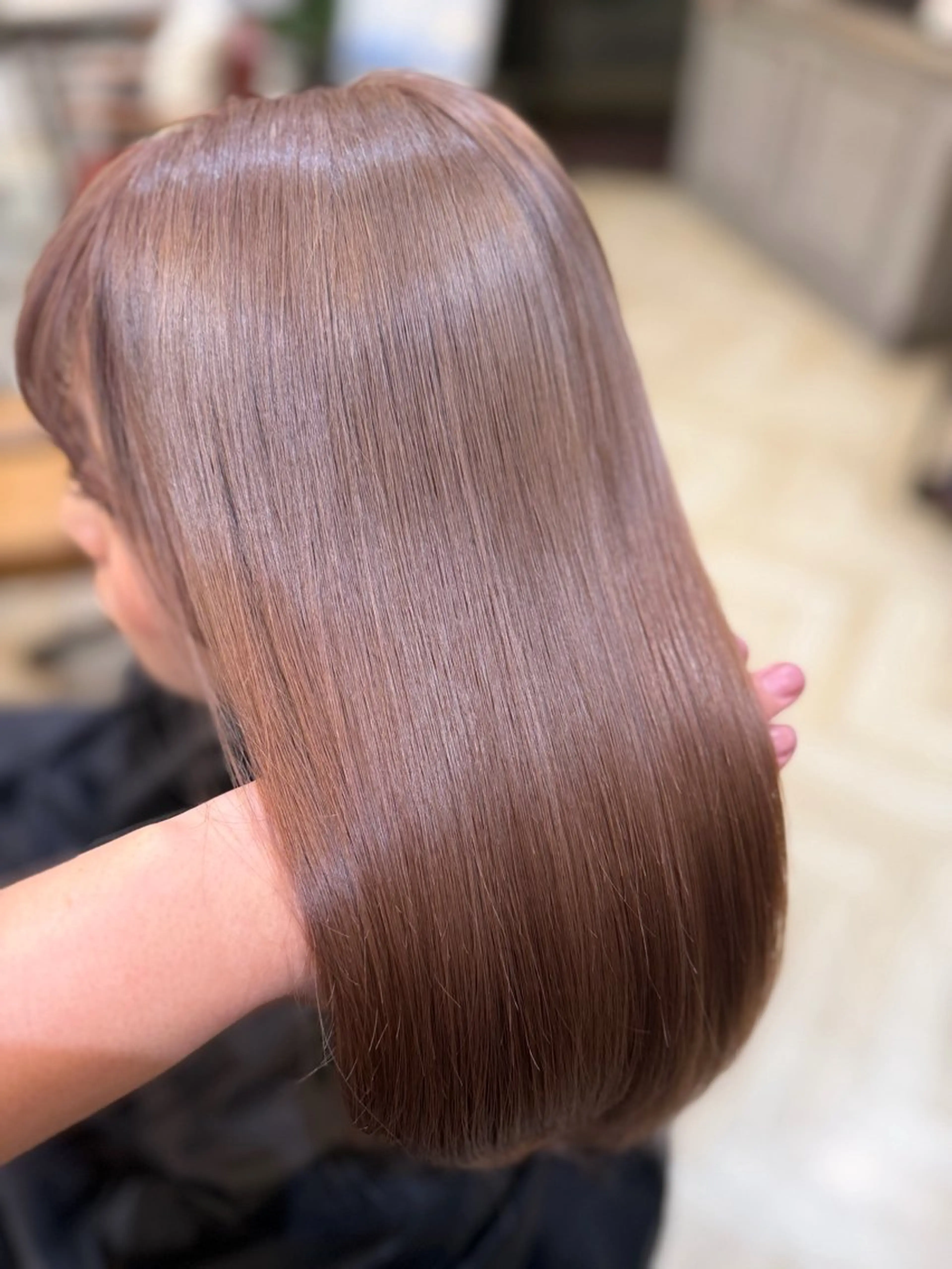 ロング カラー ブリーチ 栗屋野 明希のヘアスタイル