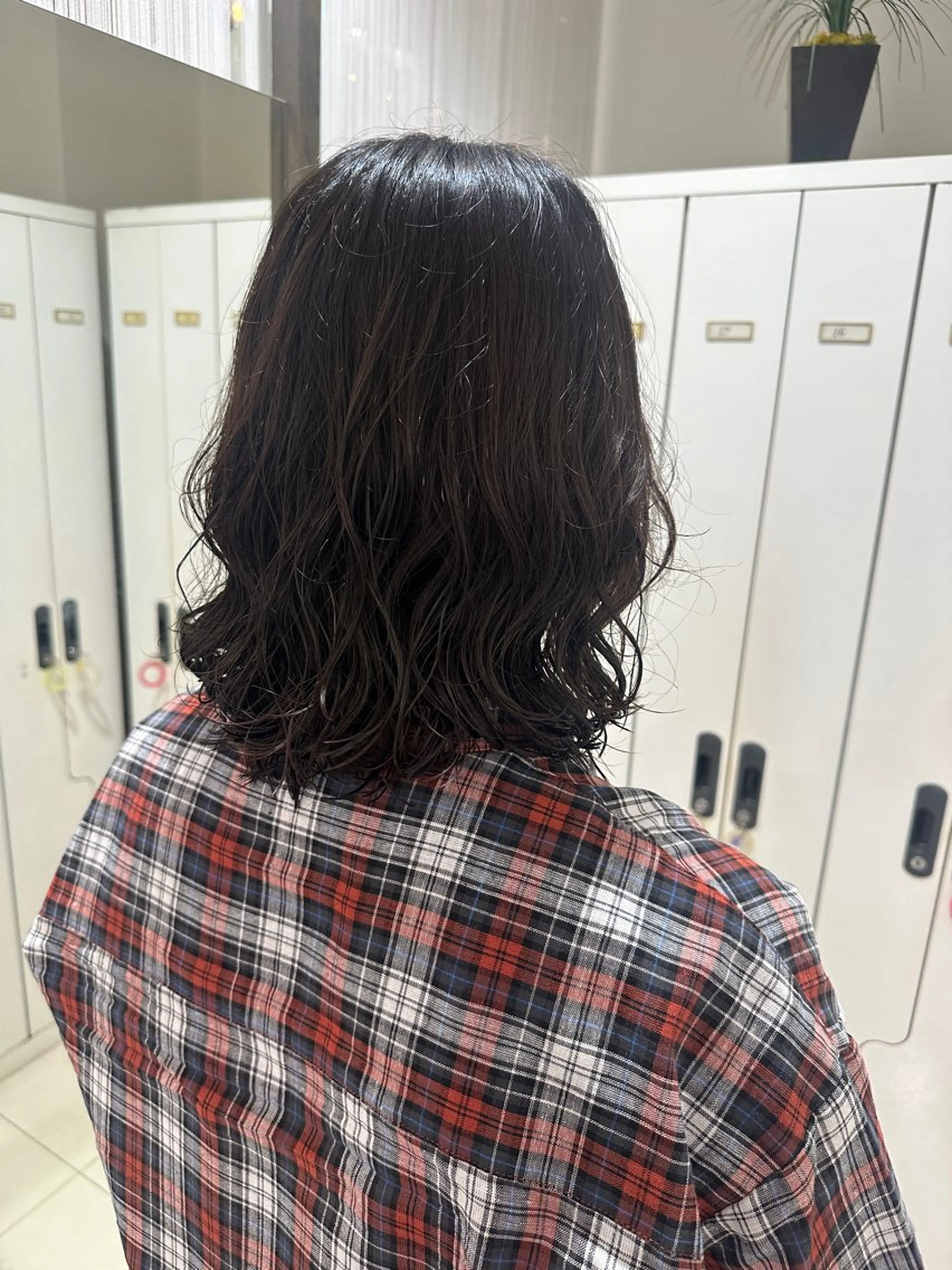 ミディアム ミディアムパーマ レイヤー 艶々カラーのヘアスタイル