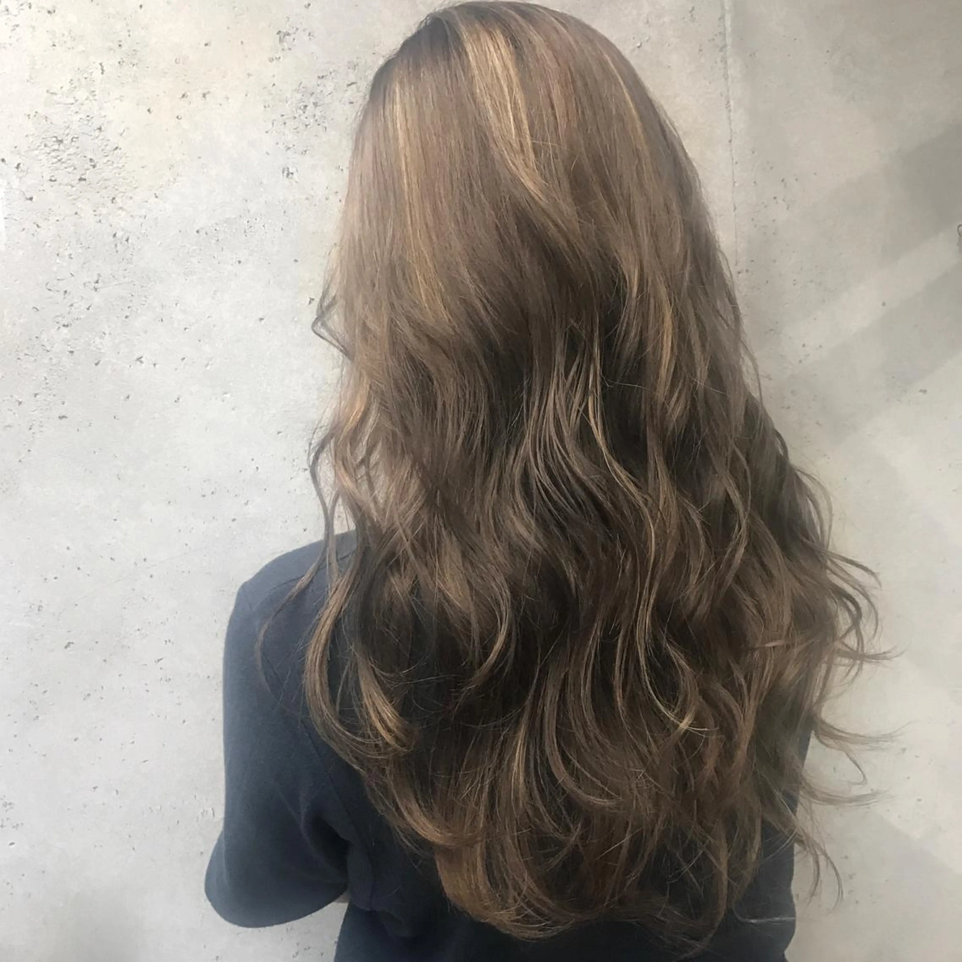 ロング カラー ベージュカラー ハイライトカラー ハイライト にった みずきのヘアスタイル