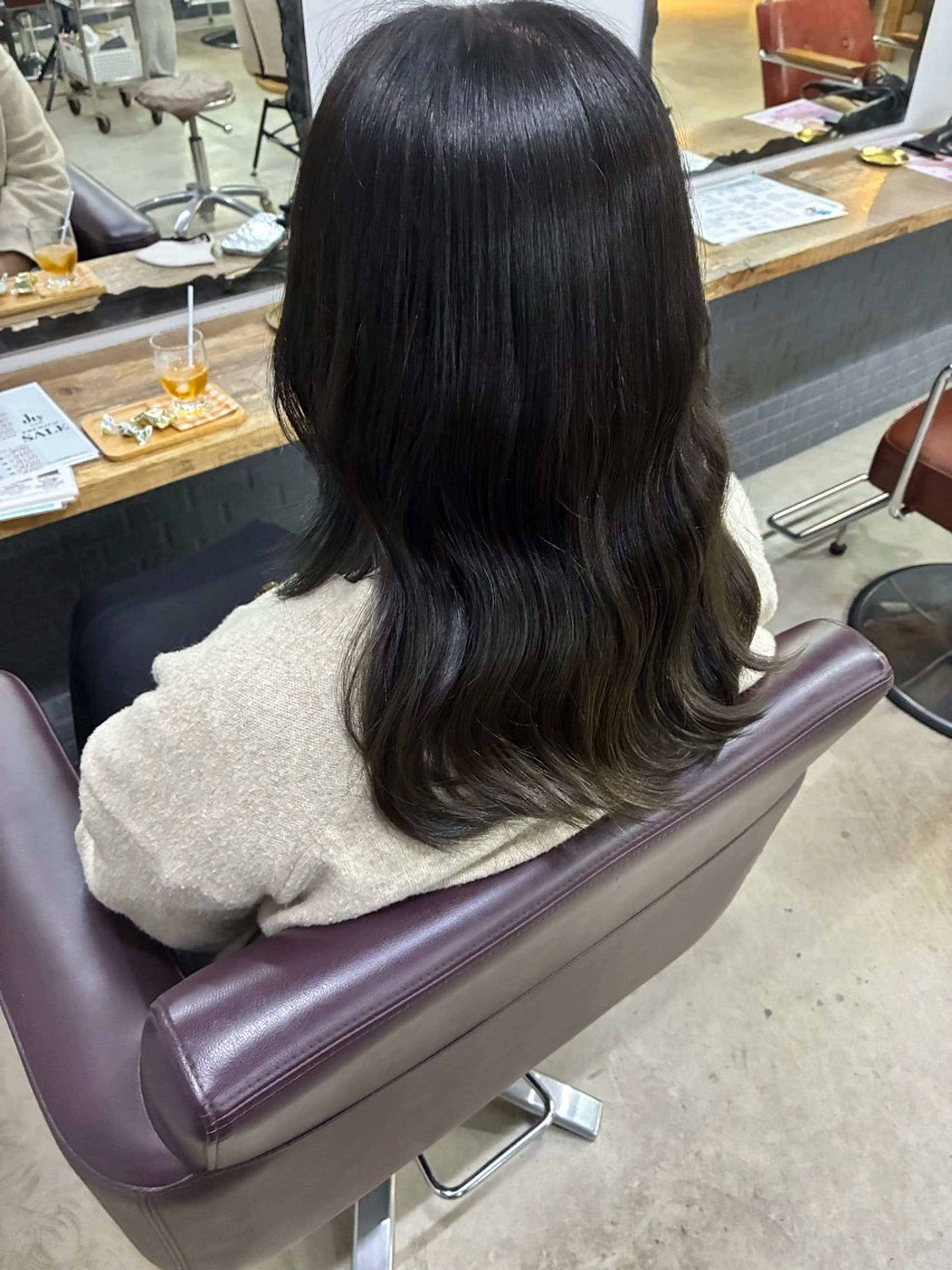 ミディアム カラー 黒髪 ブリーチ ブルーカラー ブルーブラック ブリーチなしカラー ヘアカラー あかね 髪質改善ストレートのヘアスタイル