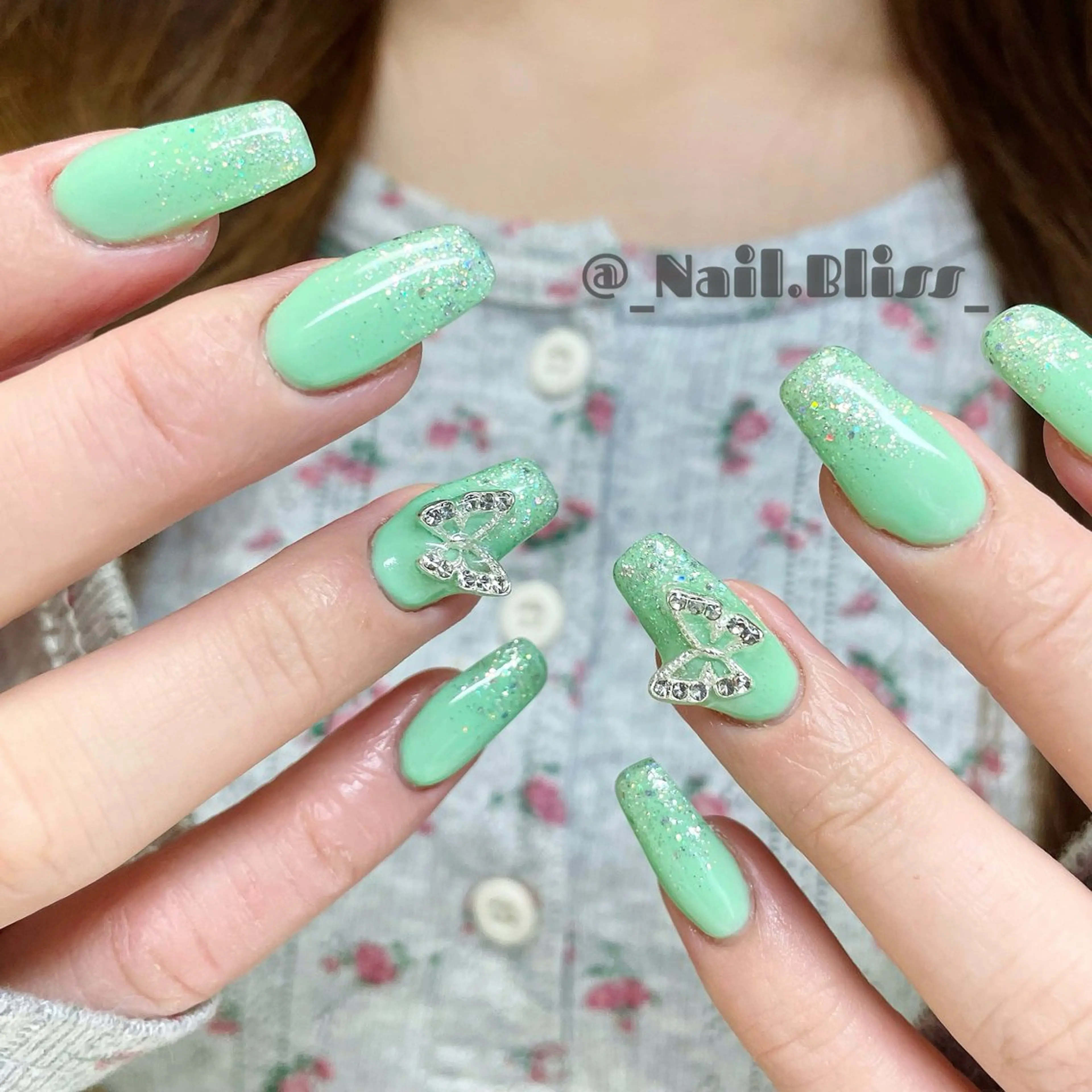 ネイル グラデーション グリーン キラキラネイル ラメ(グリッター) ラメグラデーション ハンドネイル NAIL BLISSのネイルデザイン