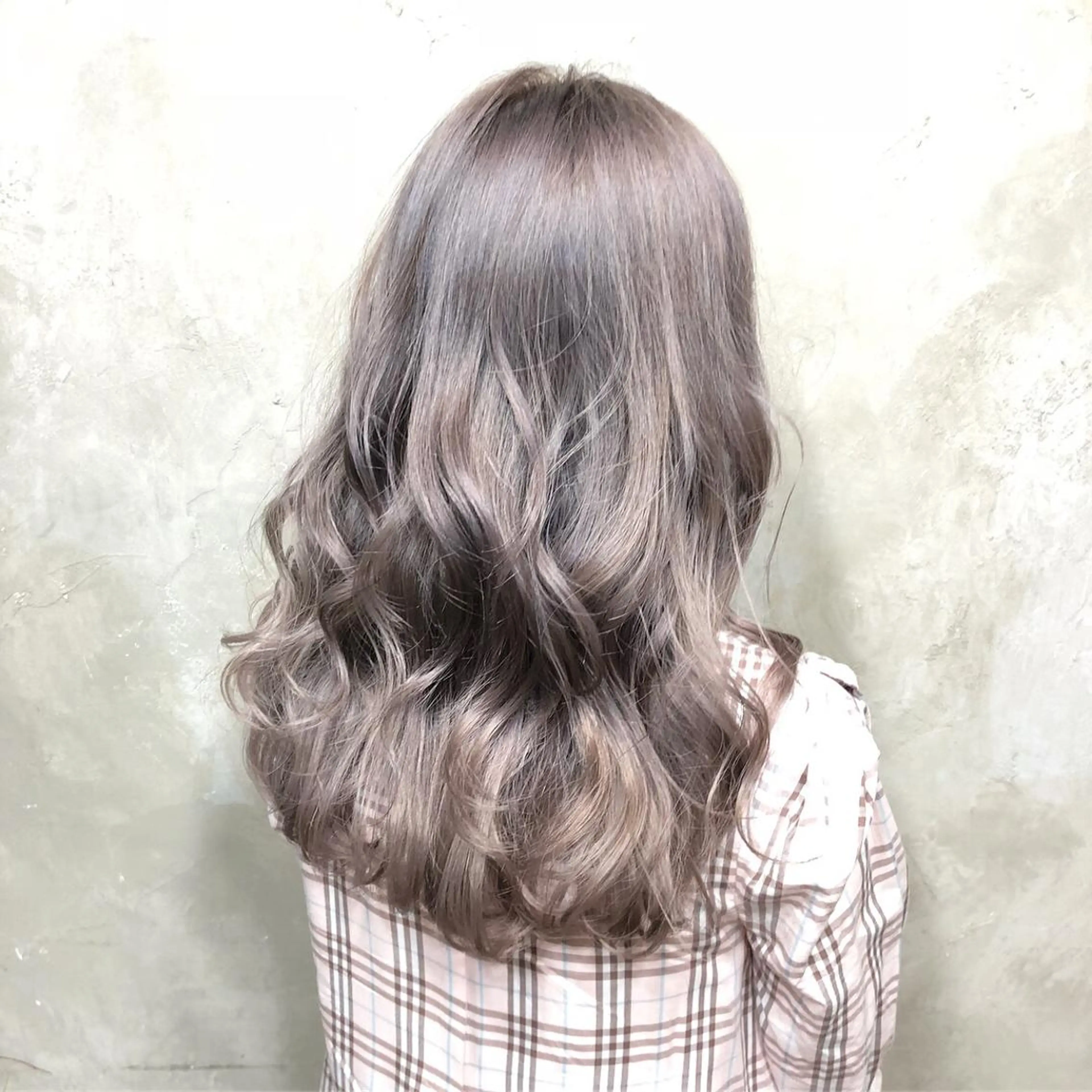 セミロング カラー ブリーチ ケアブリーチ ラベンダーカラー シルバー ヘアカラー トリートメント Salon de MiLK所属・露木 啓介のヘアスタイル
