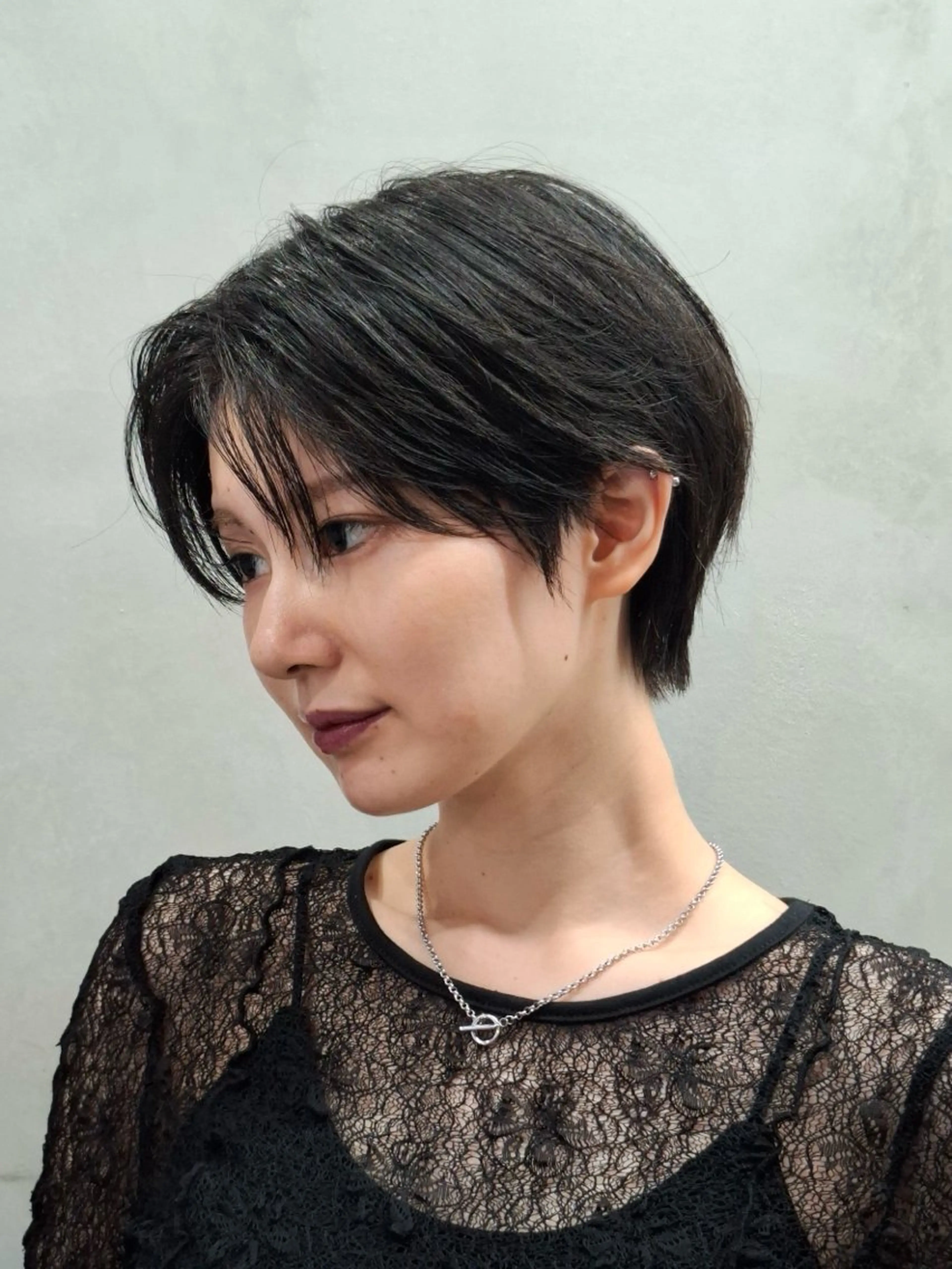 ショート ヒナ/レイヤーカット 艶感ワンカラーのヘアスタイル