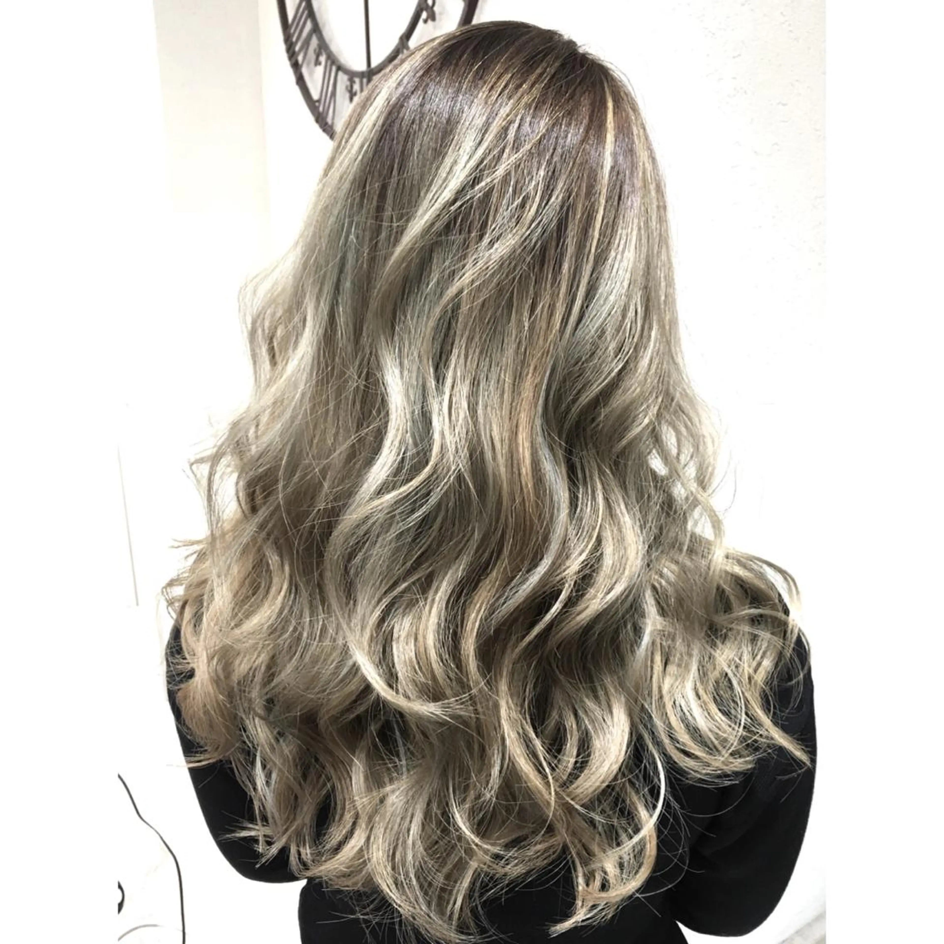 ロング カラー バレイヤージュ シルバー 外国人風カラー レイヤーカット ヘアカラー トリートメント 井上 一平のヘアスタイル