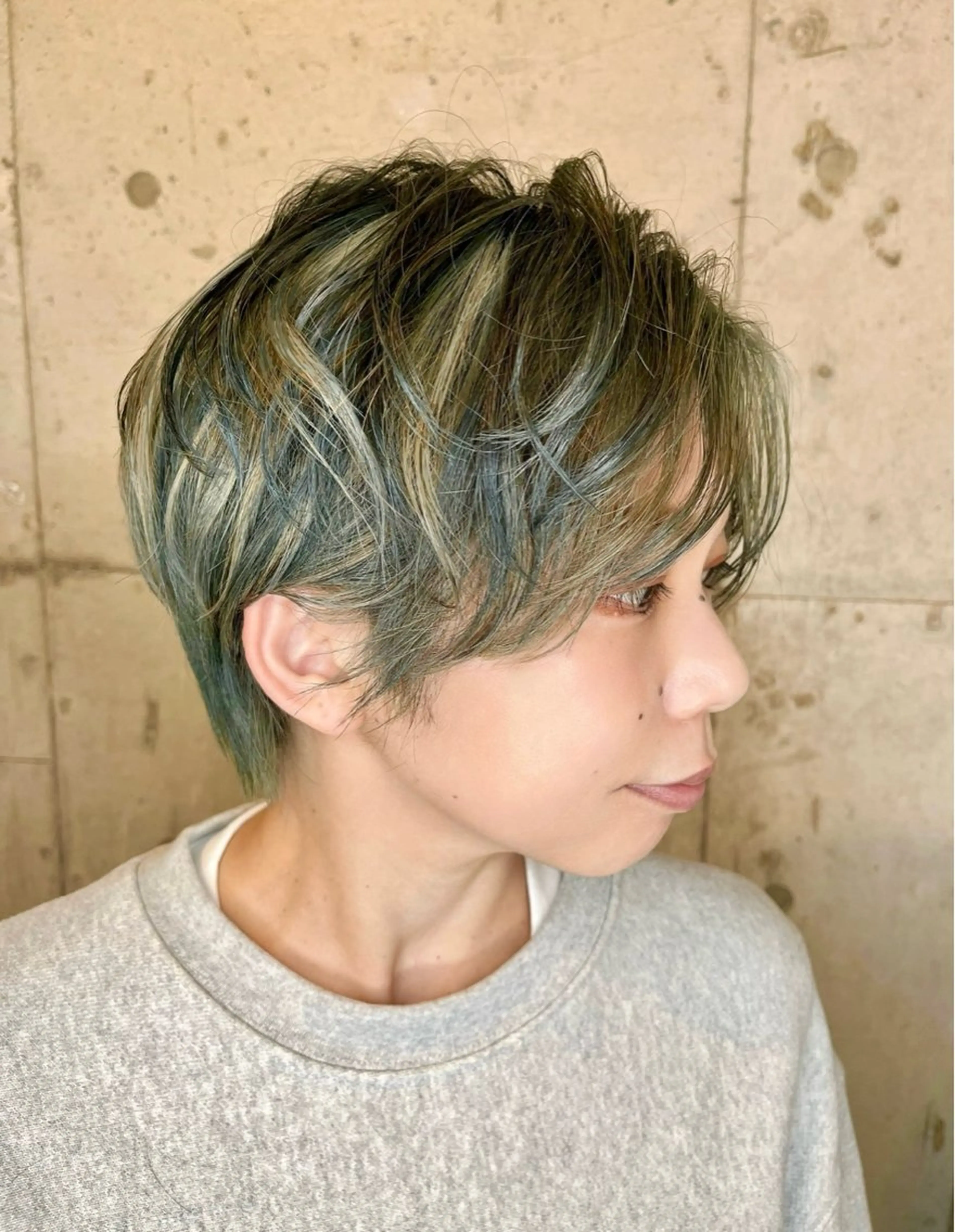 ショート カラー デザインカラー グレージュ ハイライトカラー インナーカラー カーキグレージュ ヘアカラー 派手髪デザインカラー ヒロカのヘアスタイル