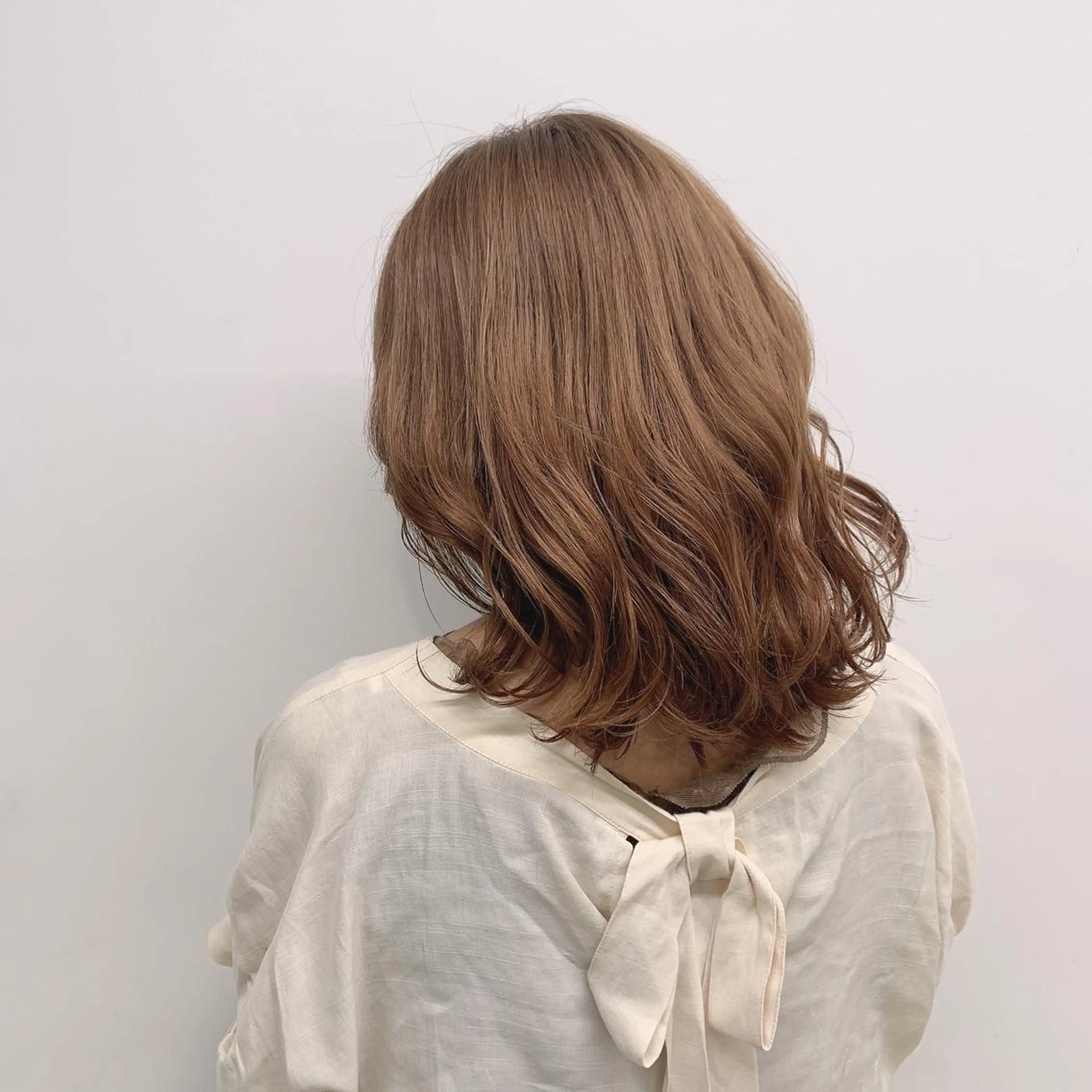 ミディアム カラー ヘアアレンジ ベージュカラー 透明感カラー ハイトーンカラー ミルクティーベージュ オレンジ EMANON池袋3rd所属・ダブルカラー｜ なおき｜池袋美容師のヘアスタイル