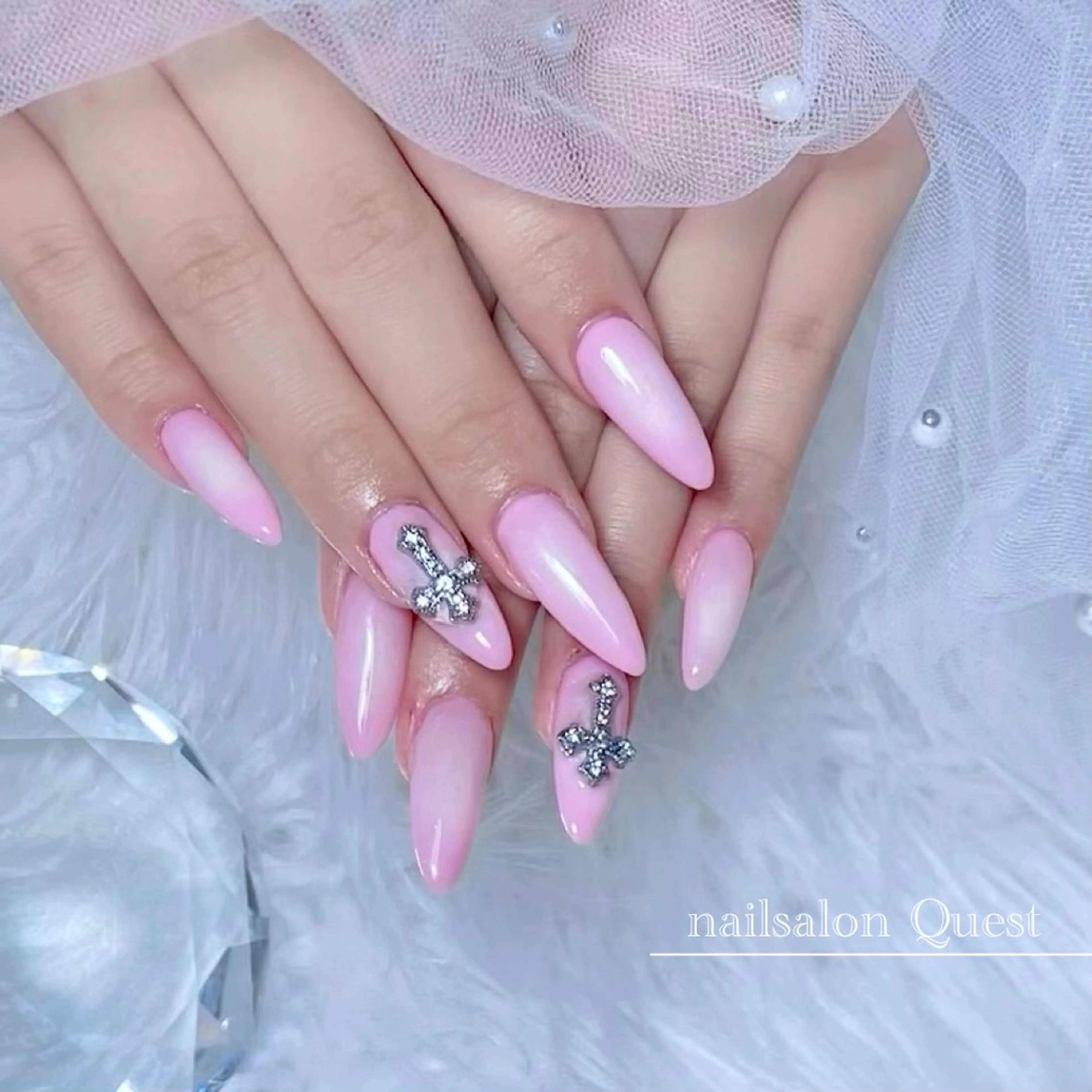 ネイル グラデーション 氷ネイル・うるうるネイル キラキラネイル ピンク ホワイト ハンドネイル nailsalon Questのネイルデザイン