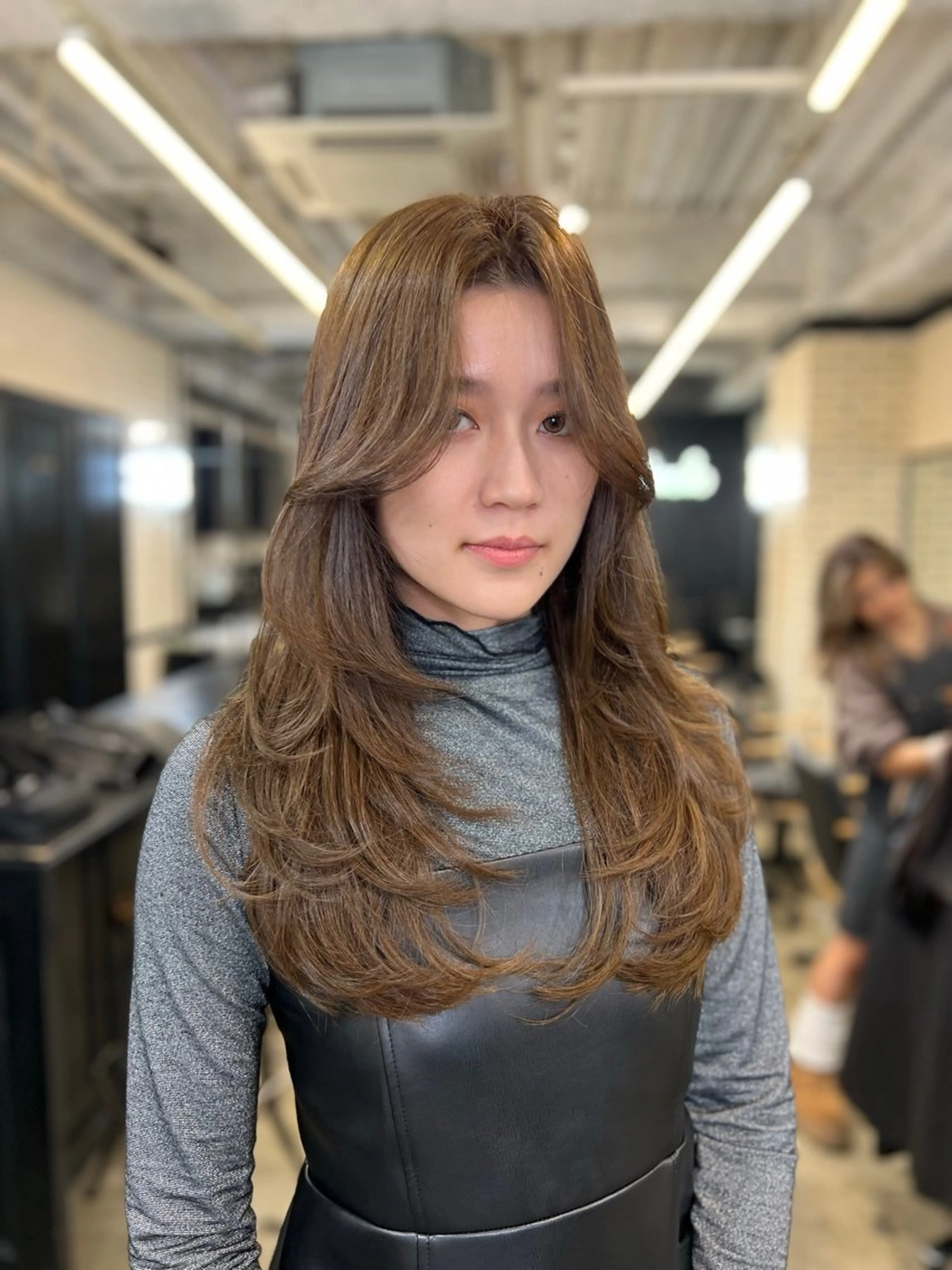 ロング カラー ロングレイヤー くびれヘア 外国人風カラー レイヤーカット ロング 🌟小顔レイヤー× 赤み消し透明感カラーのヘアスタイル