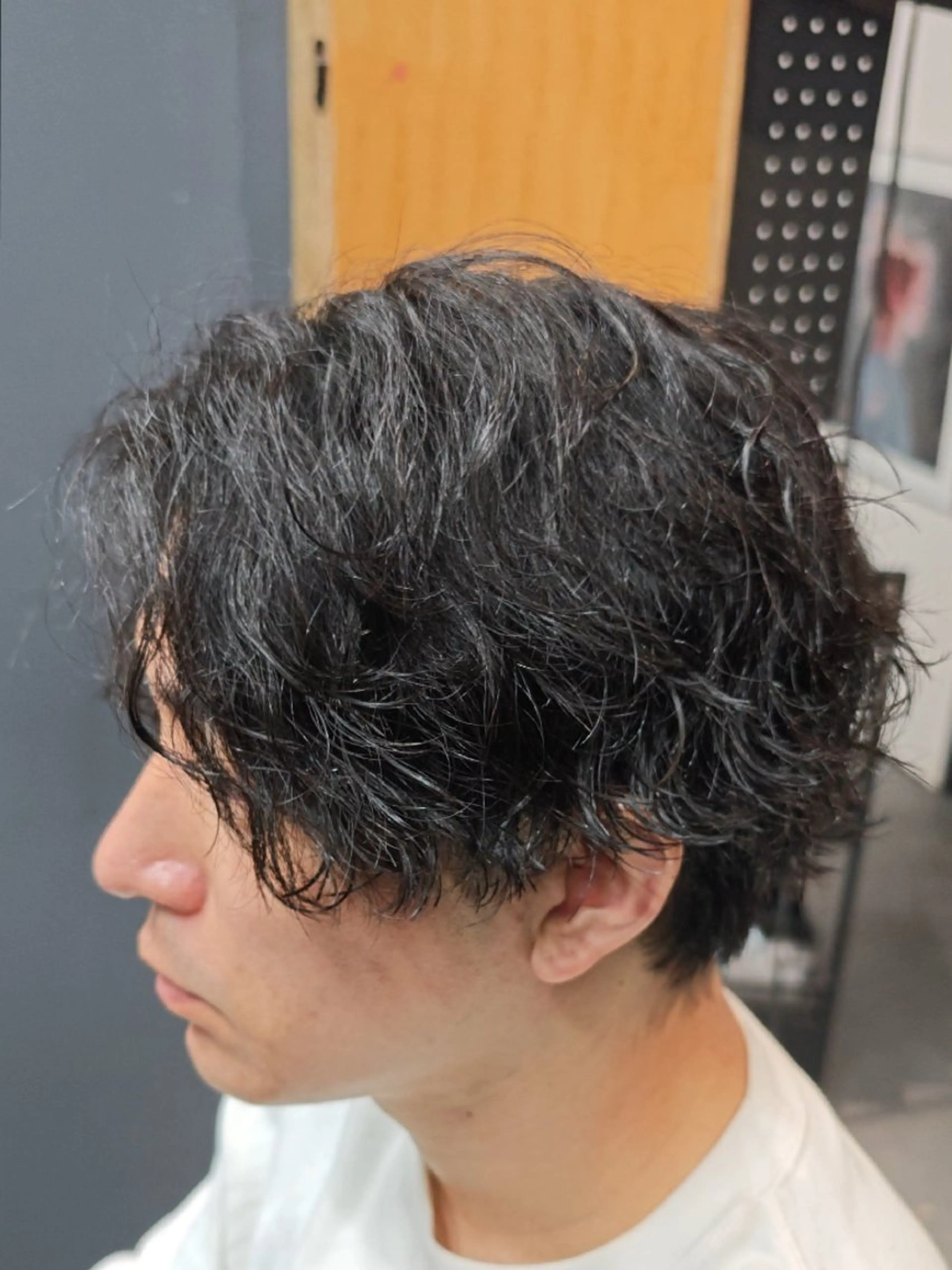 ミディアム メンズ パーマ ミディアムパーマ メンズブリーチ フェザーパーマ メンズハイライト メンズパーマ カット パーマ カッコいい扱い易い 似合う。お任せ下さいのヘアスタイル