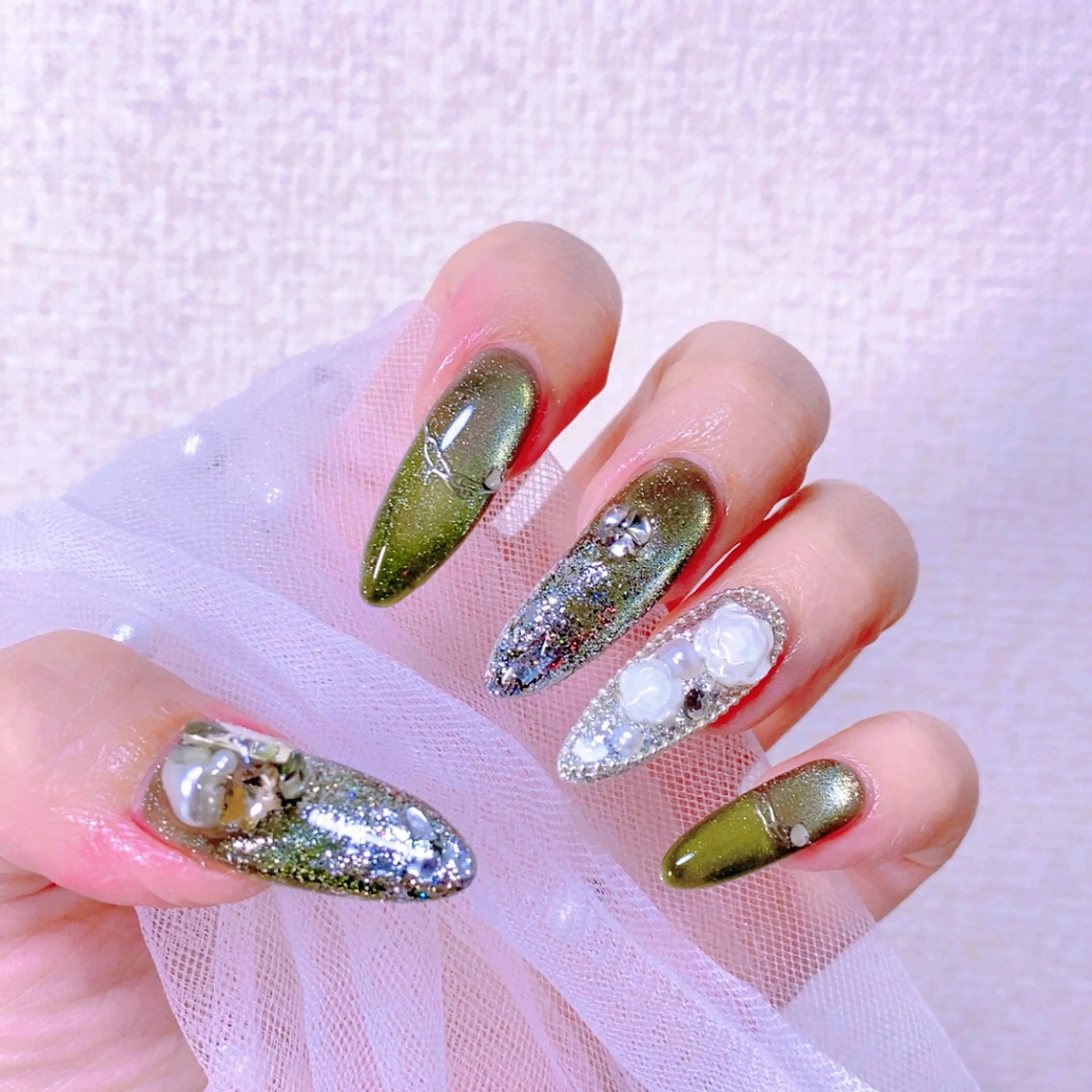 ネイル グラデーション グリーン マグネットネイル ミラーネイル 冬ネイル ハンドネイル Nail Yunaのネイルデザイン