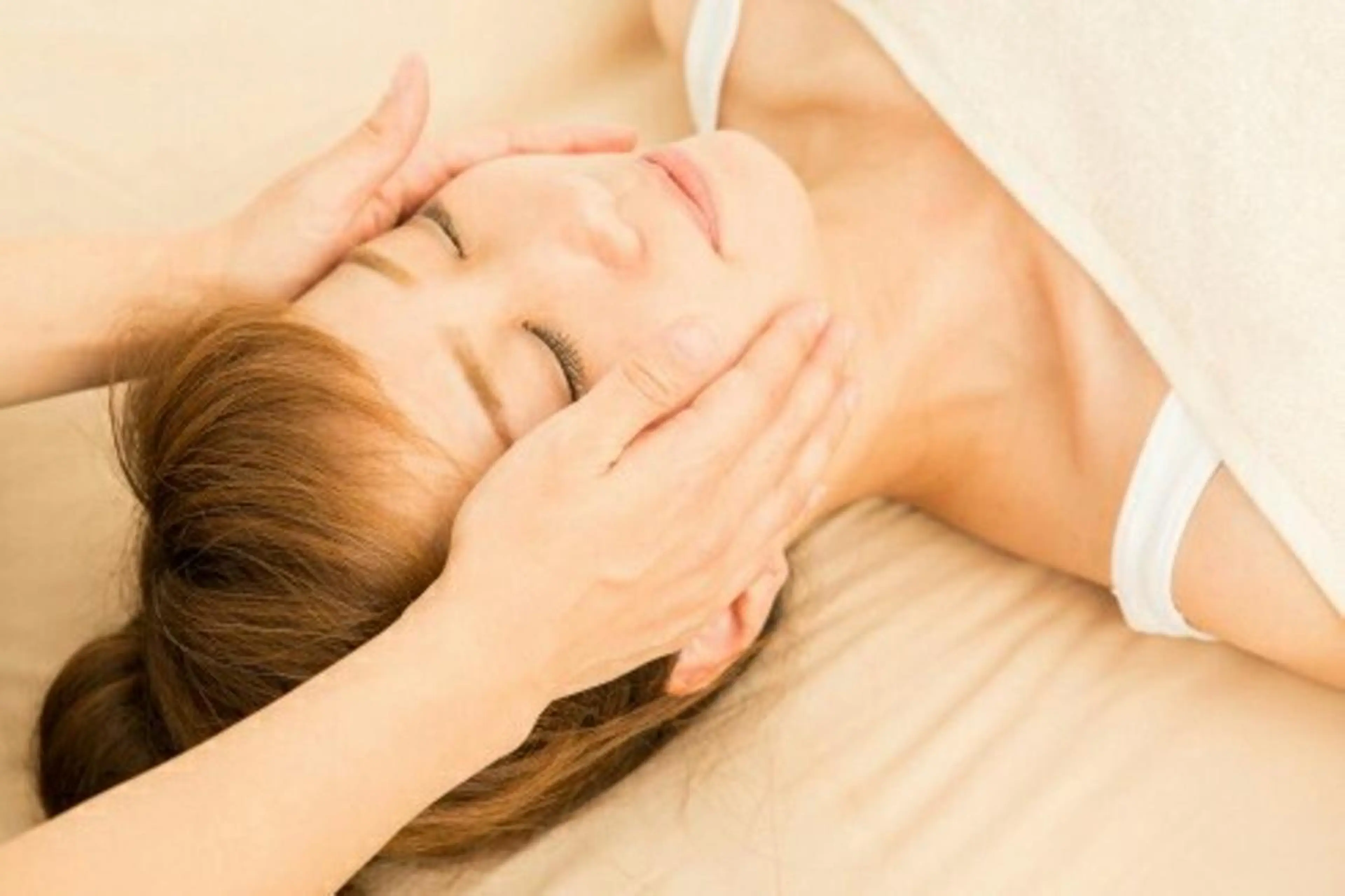 小顔矯正 頭痛専門のブライト整体 所属・ブライト整体🟠 肩こり•腰痛•首こりのエステ・リラクイメージ