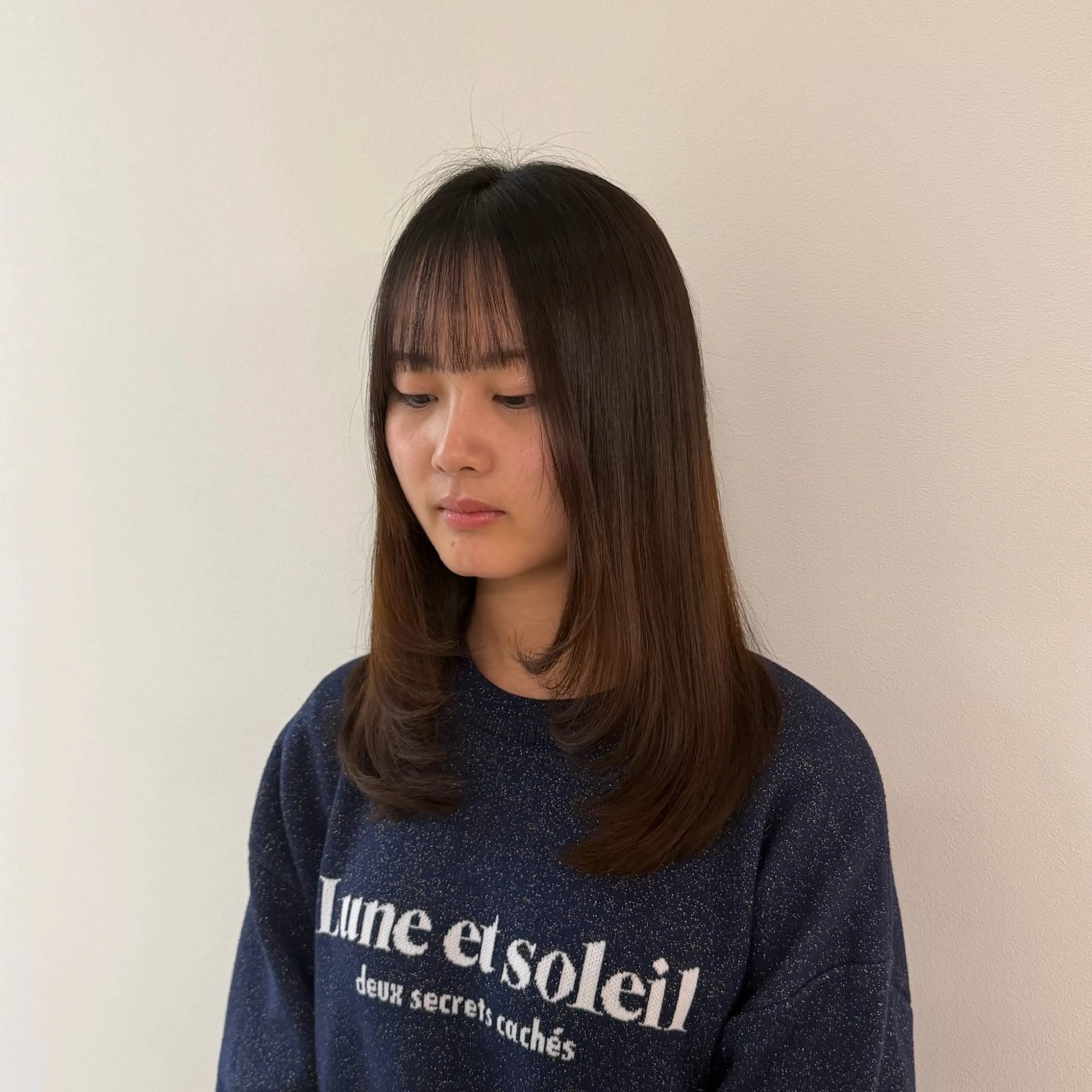 顔まわりレイヤーカットモデルの写真