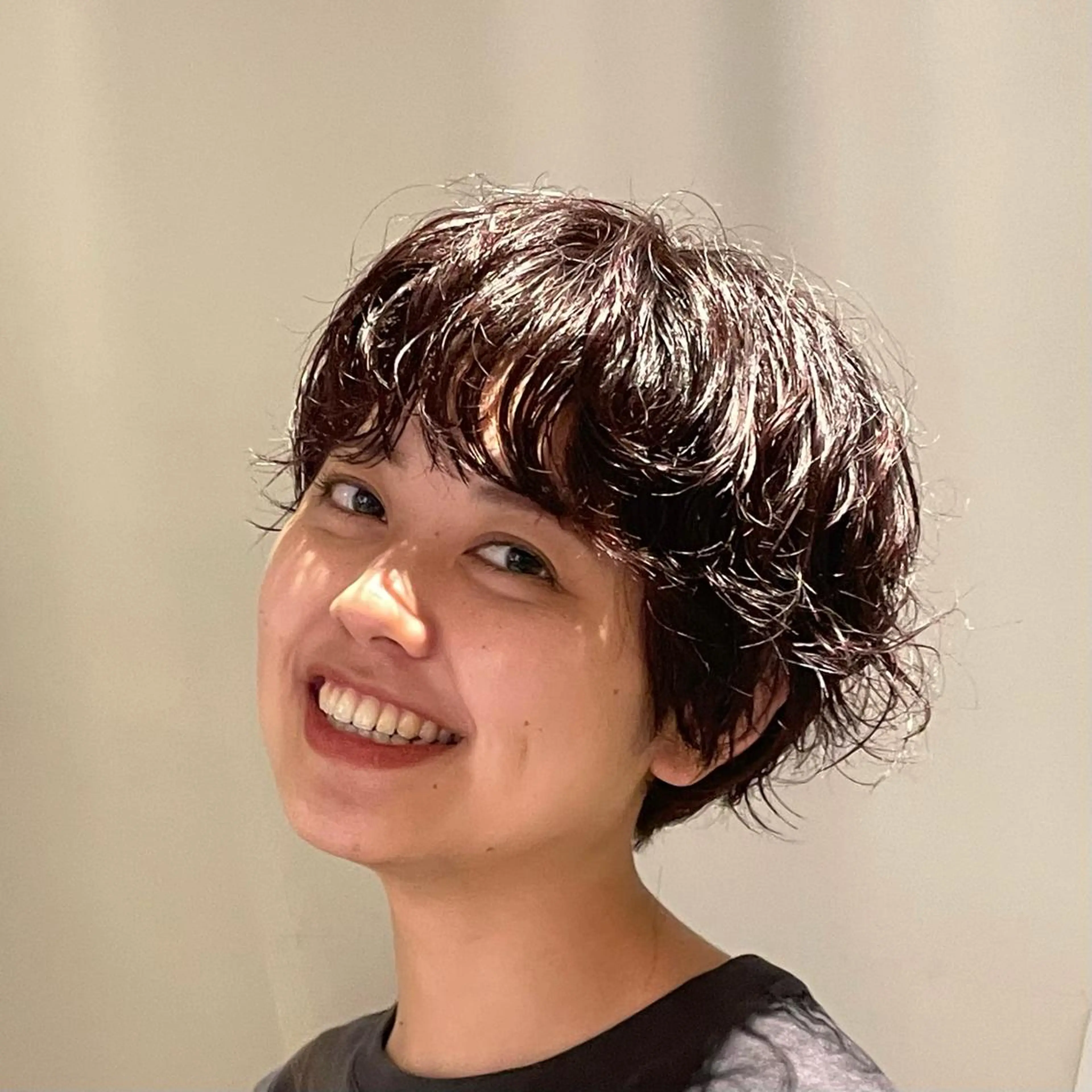 ショート パーマ ショートヘア 柔らかレイヤー× 透け感カラー/SUのヘアスタイル