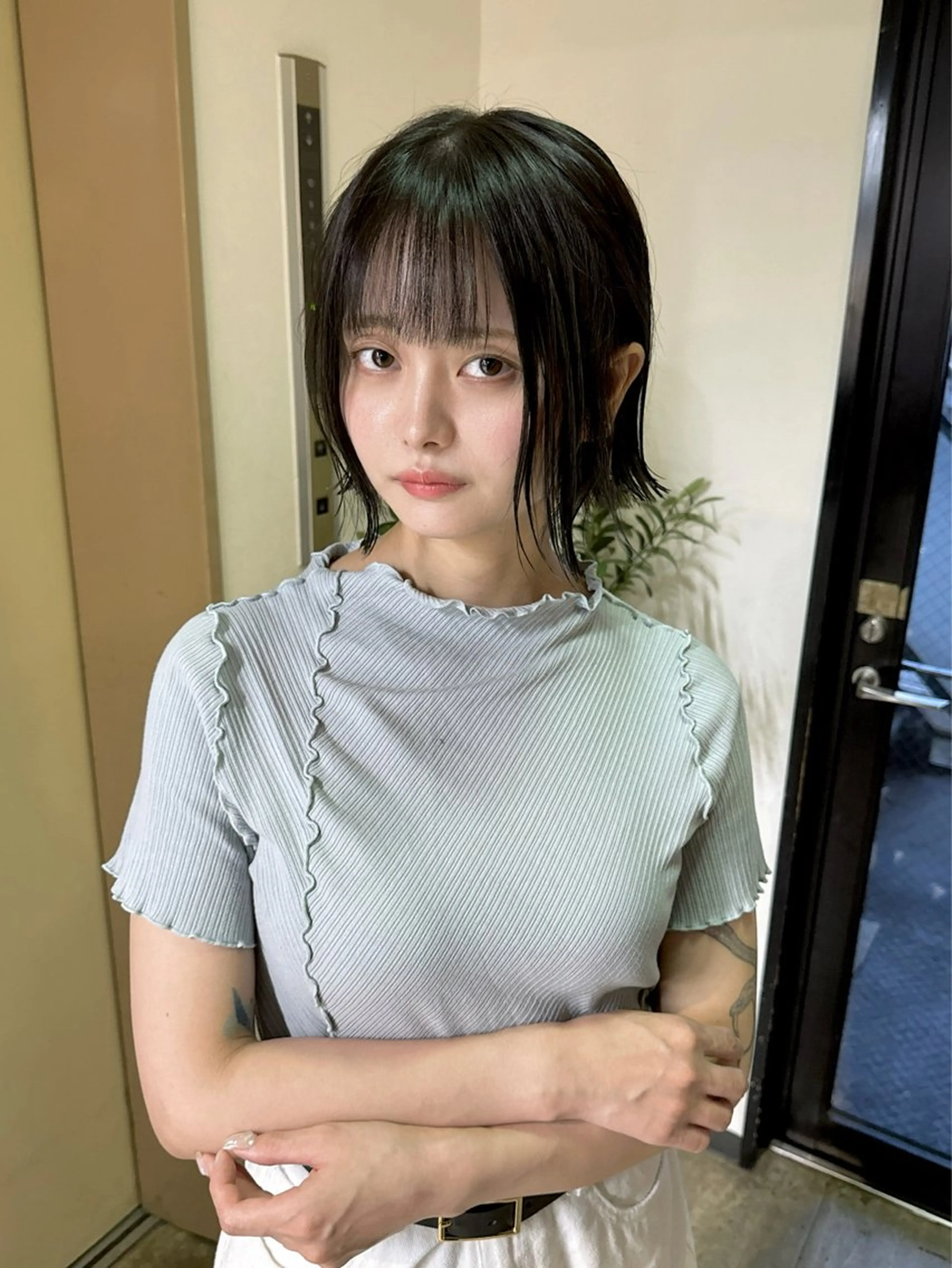 ショート カラー パーマ ヘアアレンジ 切りっぱなしボブ 前下がりボブ ボブレイヤー ブリーチ ケアブリーチ 【.ico】心斎橋/ ウルフ/飛田ゆうきのヘアスタイル