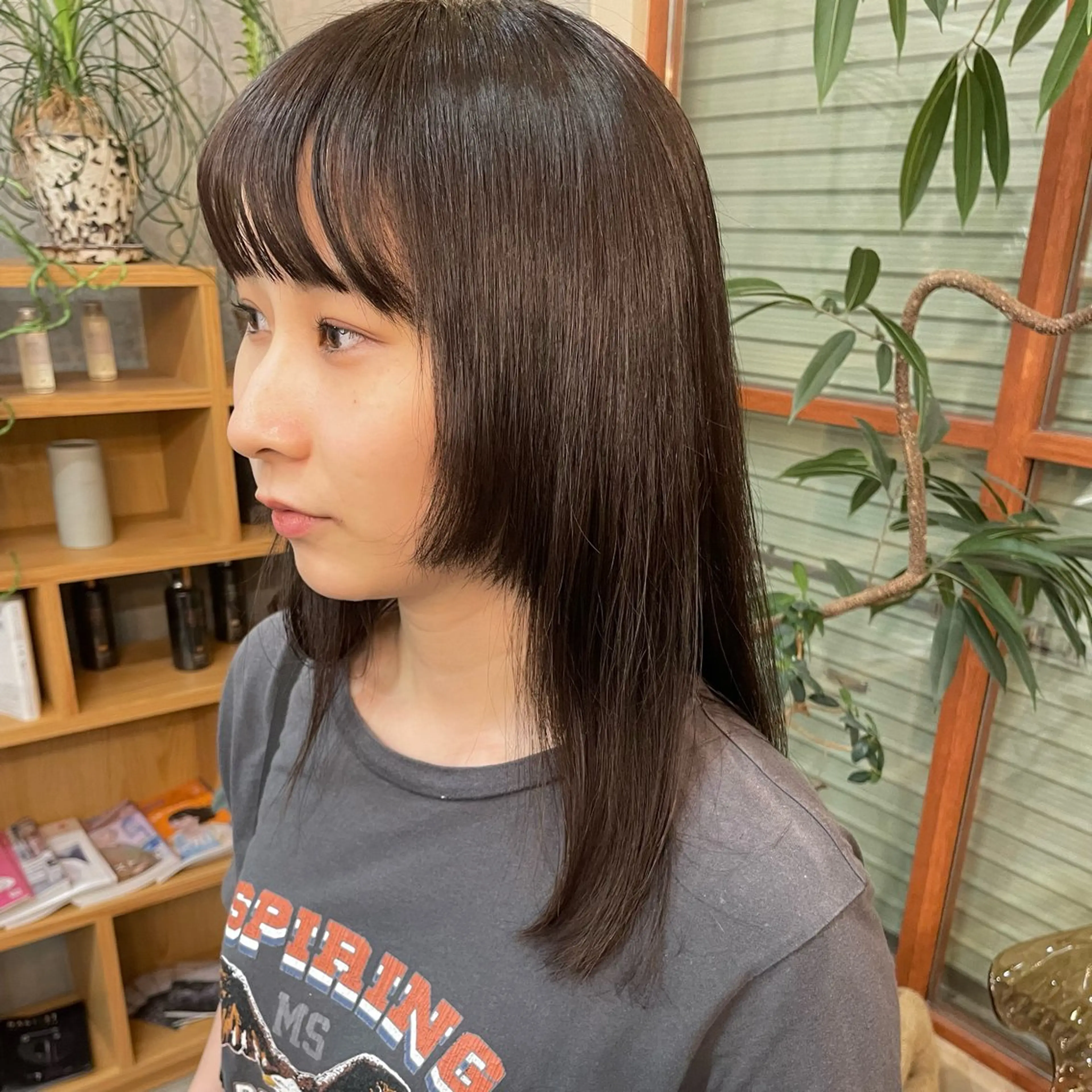 セミロング 縮毛矯正 カリン/ カット・ブリーチのヘアスタイル