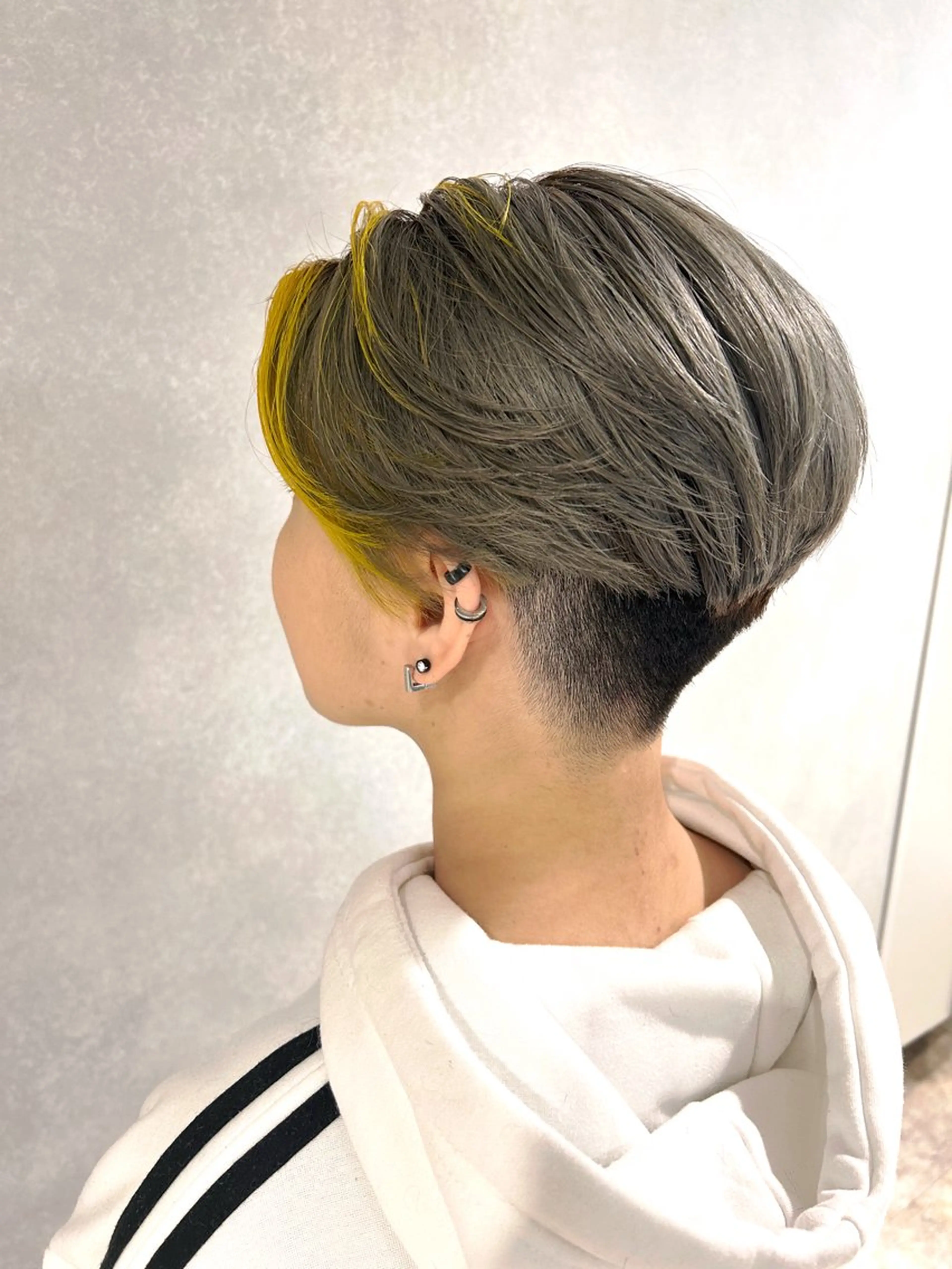 ショート ミストバング イエローカラー 山田 守のヘアスタイル