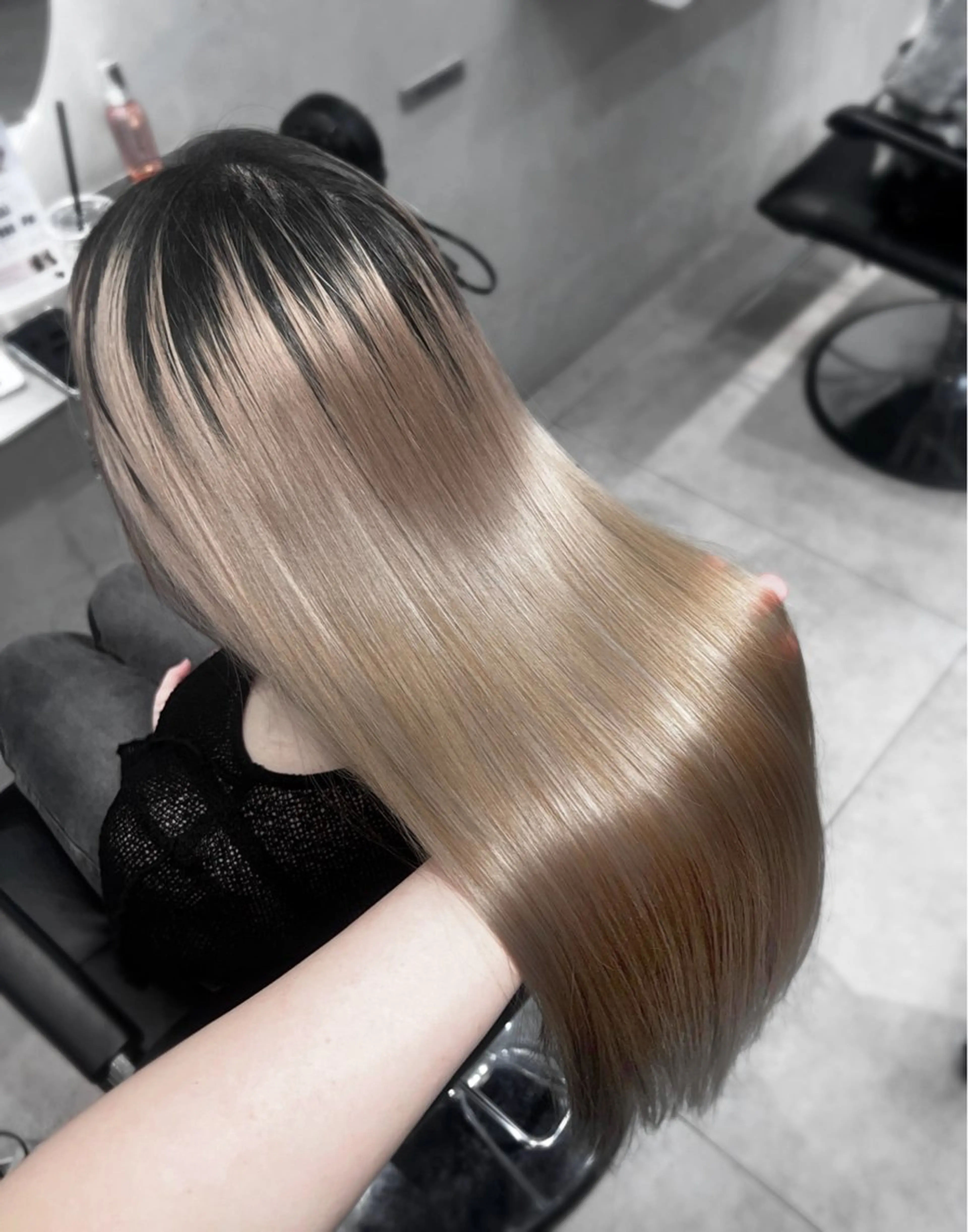 ロング ミルクティーベージュ オリーブグレージュのヘアスタイル