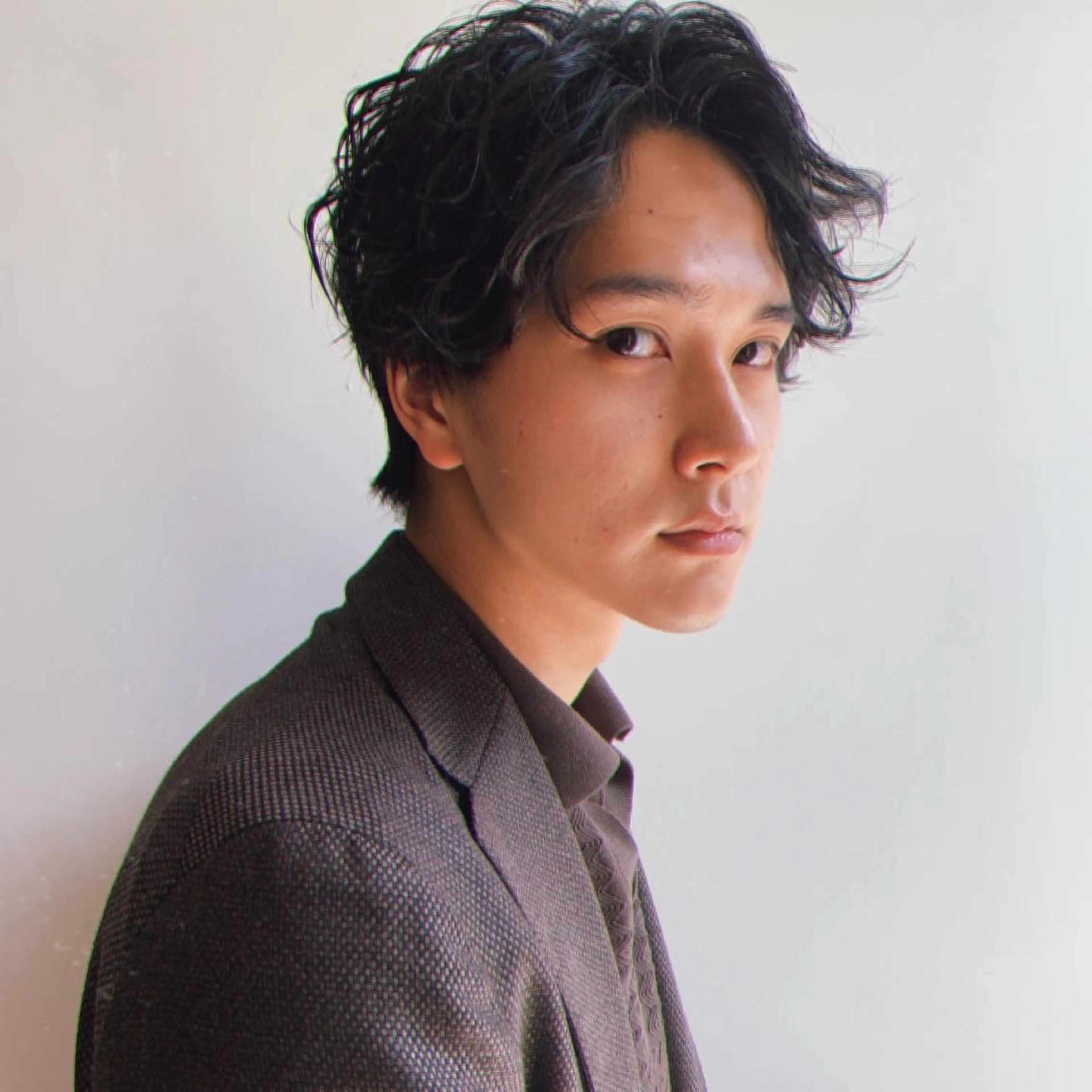 ミディアム パーマ メンズ 三矢 ちなつのヘアスタイル