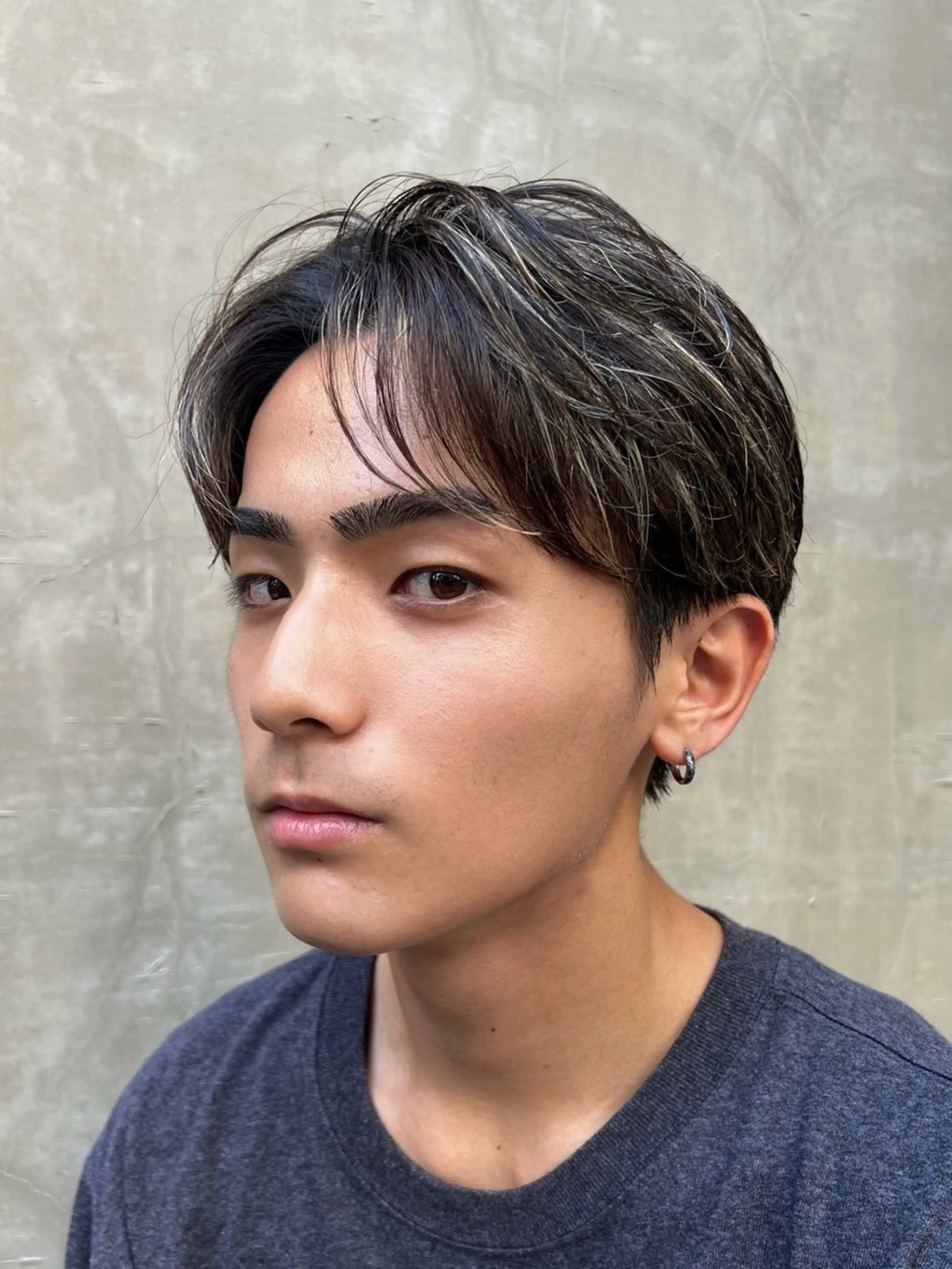 カラー メンズ ビジネス センターパート メンズハイライト アッシュ ベージュカラー カット ヘアカラー いぐちしょうた🫧 VISAGEbaskのヘアスタイル