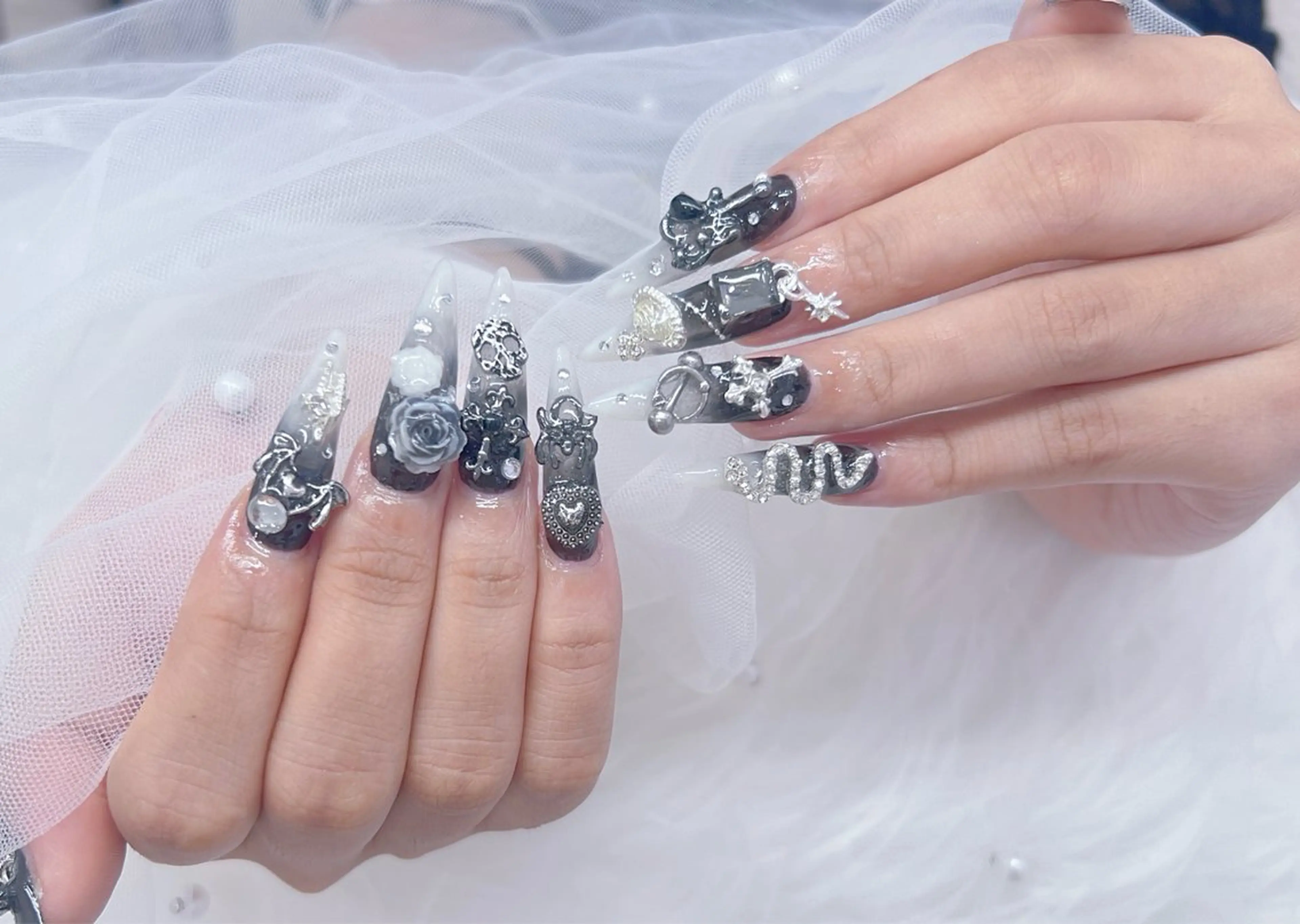 ネイル アートネイル オーロラネイル チークネイル 長さ出し フットネイル Miya _nailのネイルデザイン