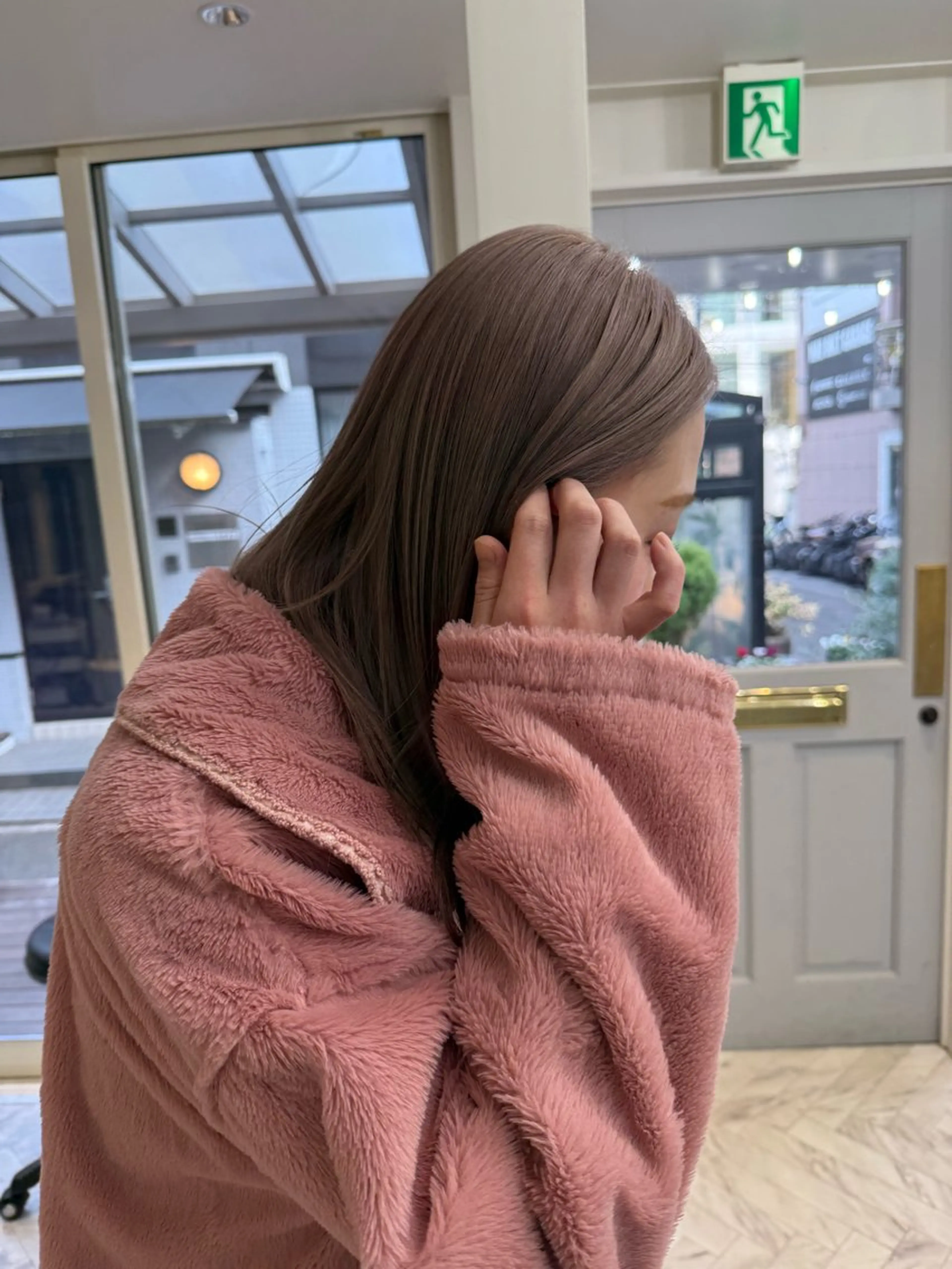 ロング カラー ミルクティー× グレージュMOMOのヘアスタイル