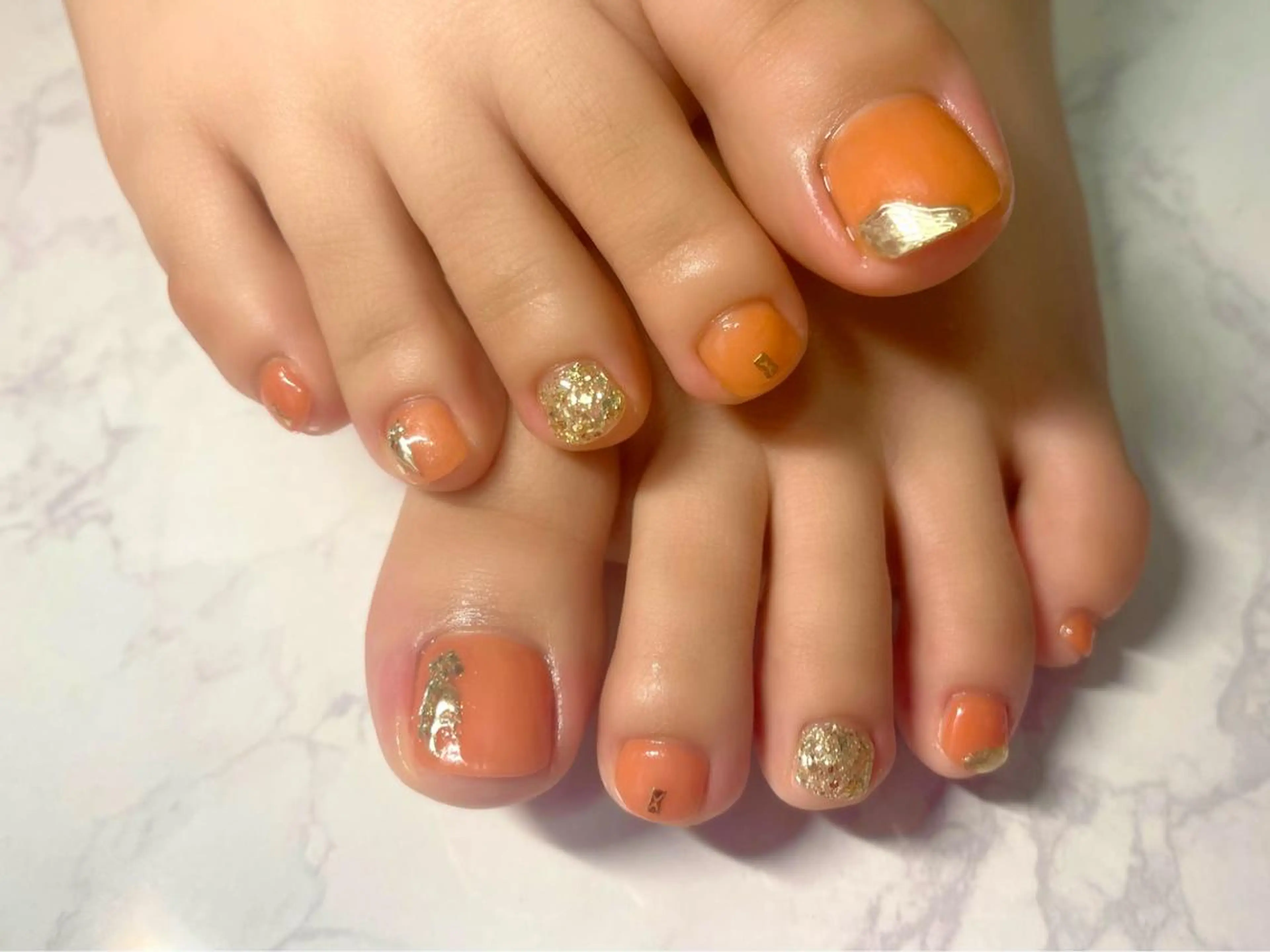 ネイル ミラーネイル オレンジ フットネイル Nail Salon KURELLYのネイルデザイン