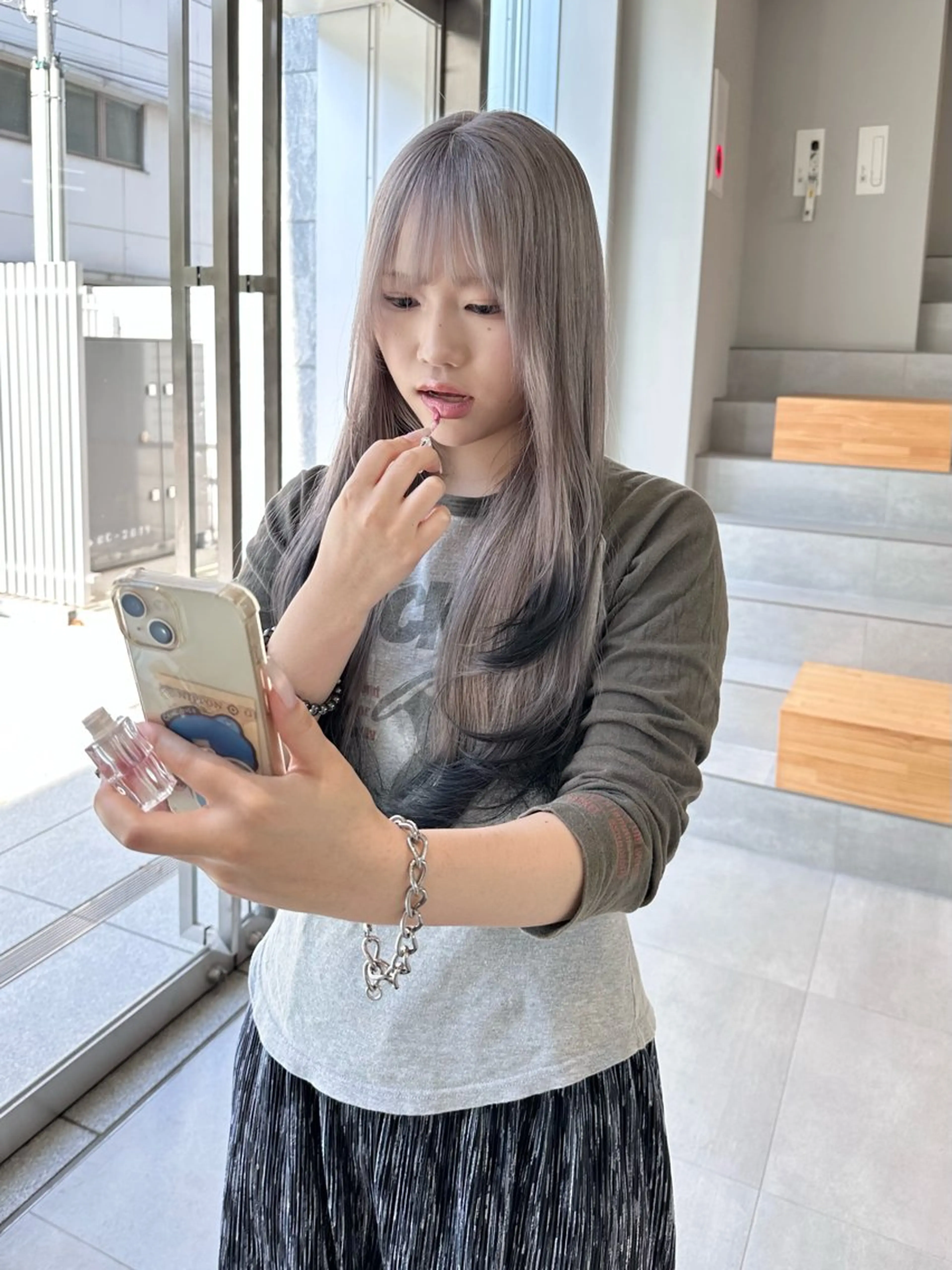 ロング カラー 黒髪 デザインカラー シルバー 染谷 遥花のヘアスタイル