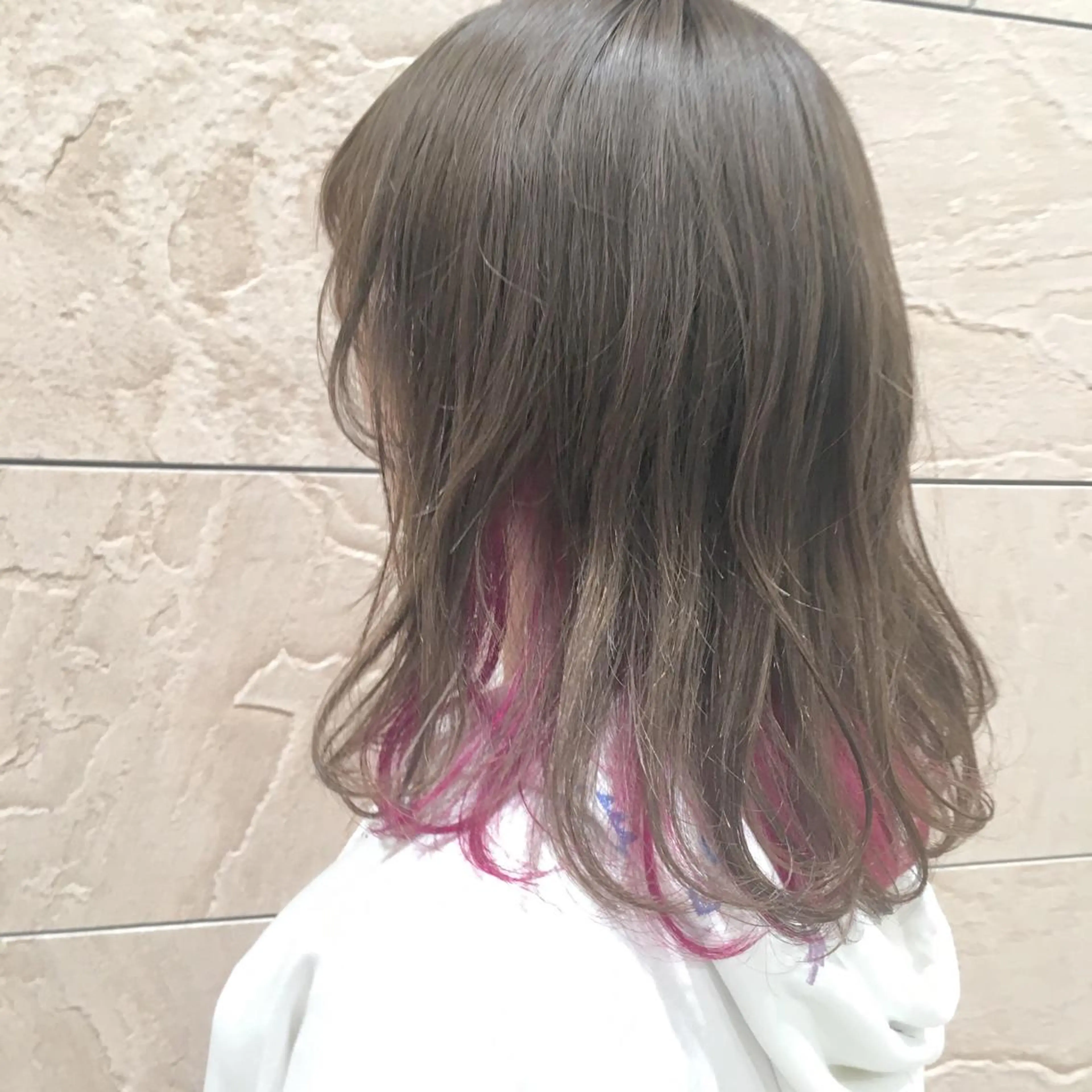 ミディアム カラー パーマ ヘアアレンジ グレージュ インナーカラー ピンクカラー ハイトーン特化🤍 浦住のヘアスタイル