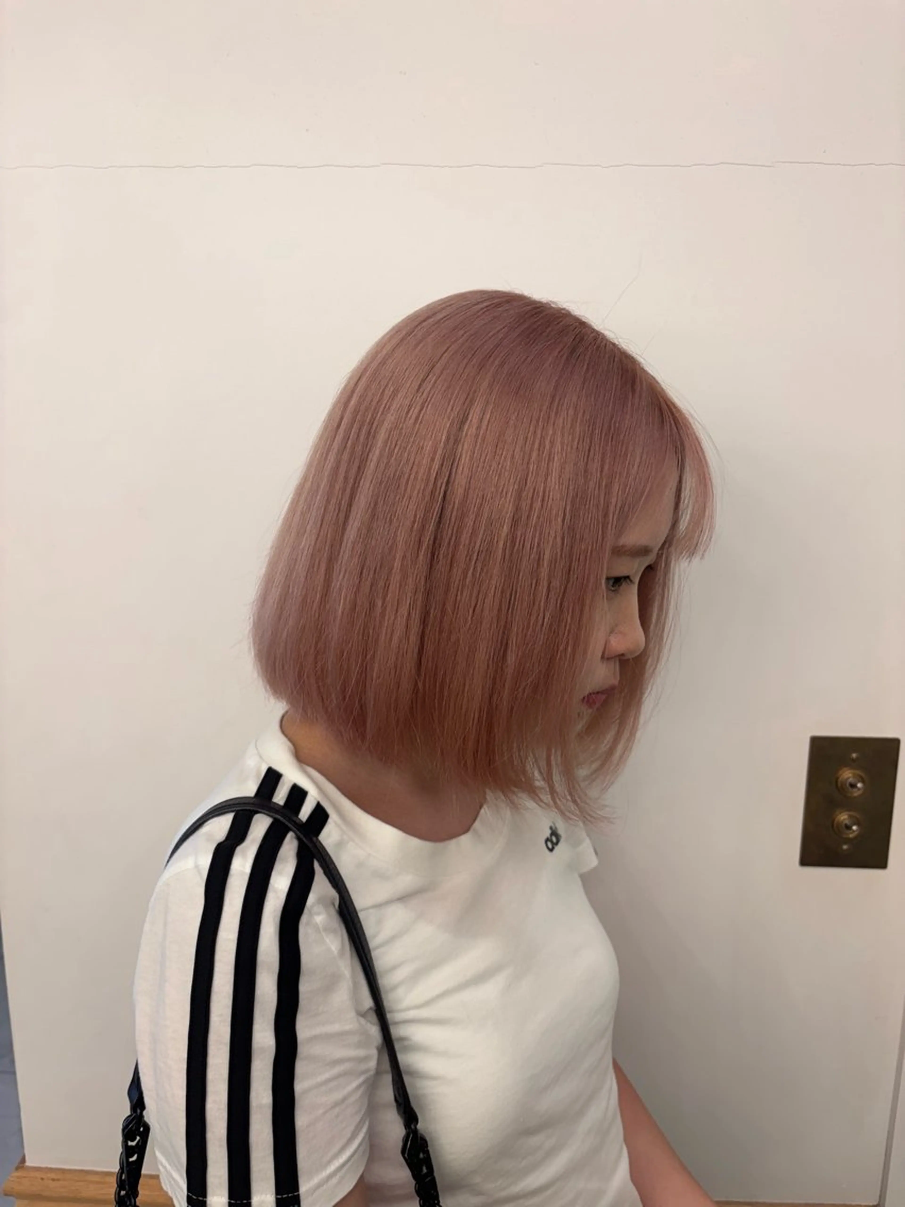 ショート カラー ベージュカラー ブリーチ ピンクカラー ピンクベージュ ヘアカラー トリートメント 🩶ハイトーン /レイヤーはちすのヘアスタイル